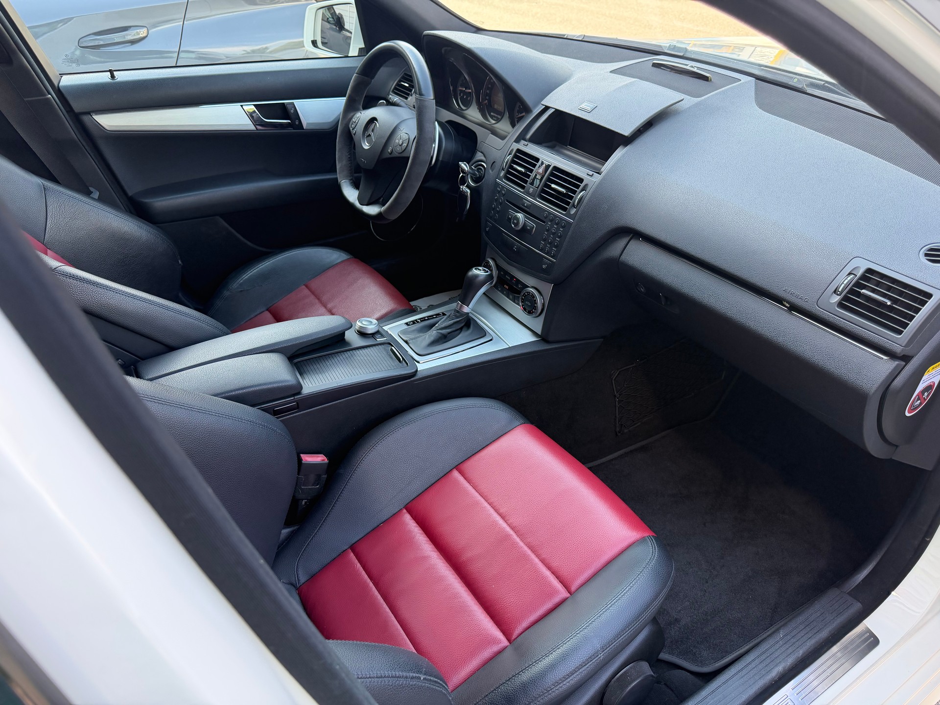 MERCEDES-BENZ C 63 V8 AMG-image-3