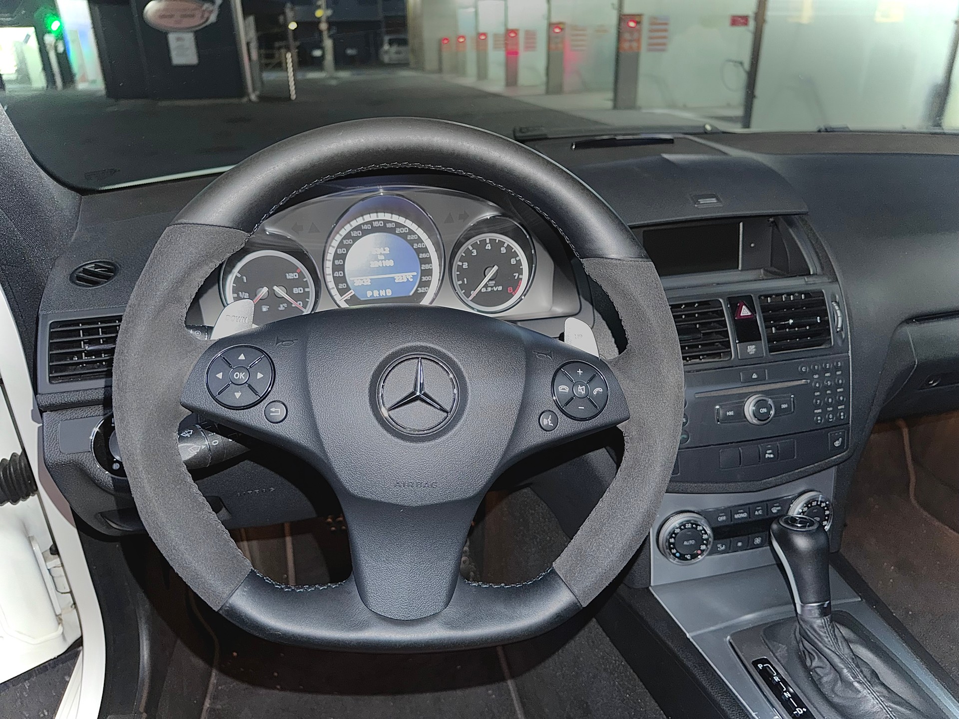 MERCEDES-BENZ C 63 V8 AMG-image-2