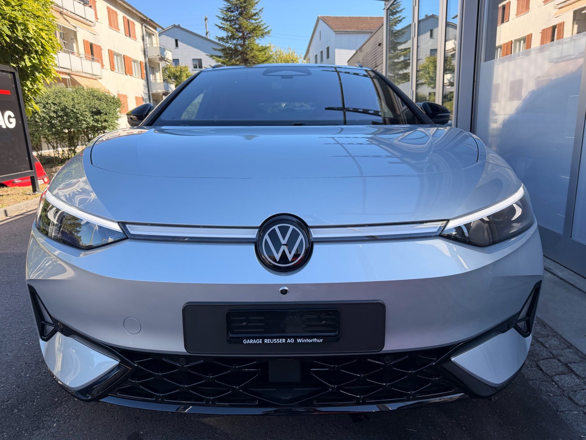 VW ID.7 TOURER GTX 340 PS 4MOTION *** VOLLAUSSTATTUG IN SCALE SILVER ***-showroom-element-1