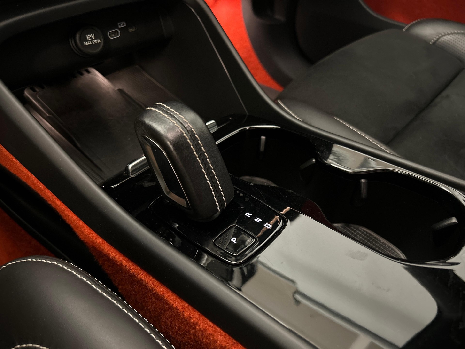 VOLVO XC40 P8 Twin R-Design AWD-image-16