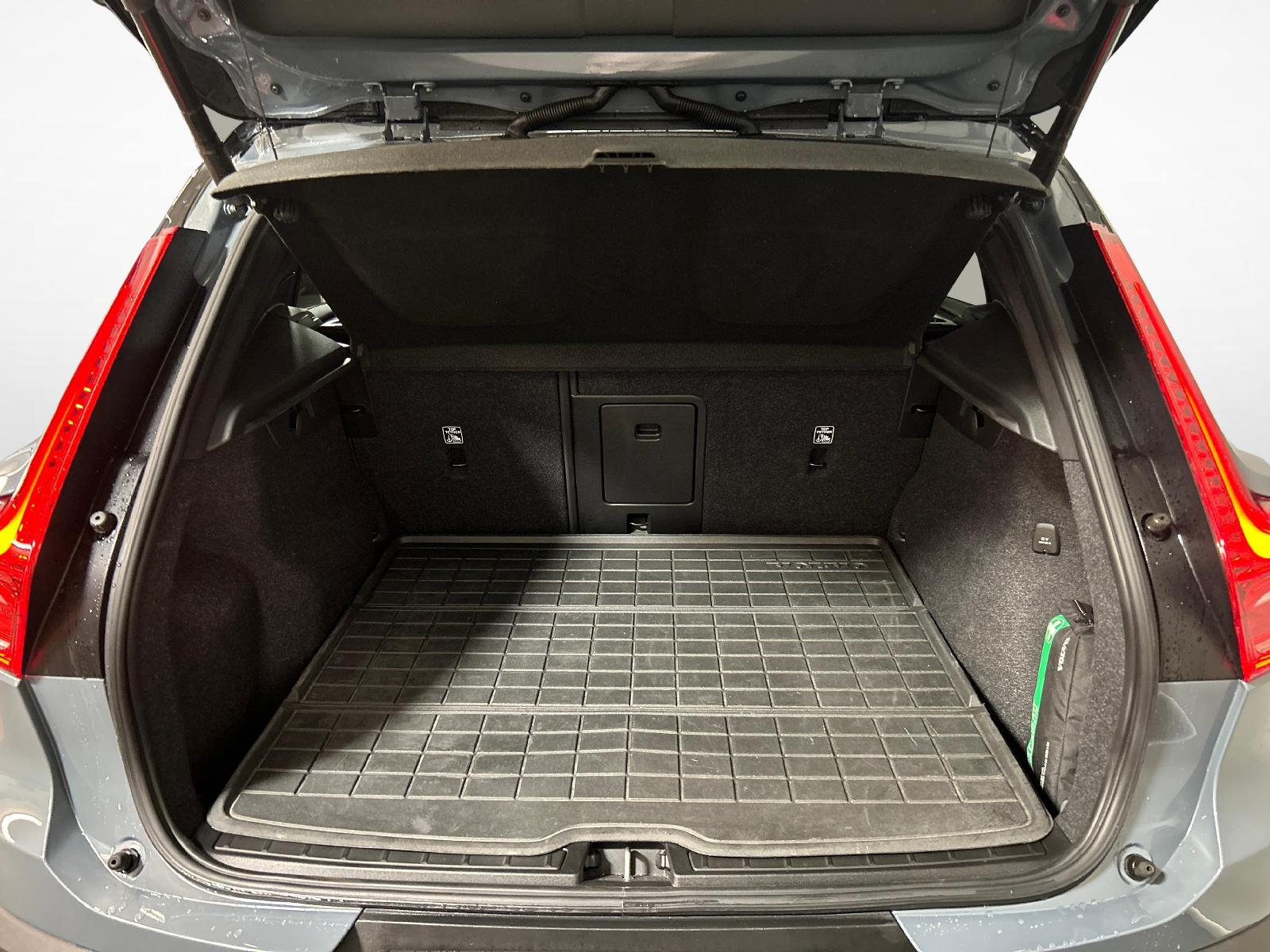 VOLVO XC40 P8 Twin R-Design AWD-image-12