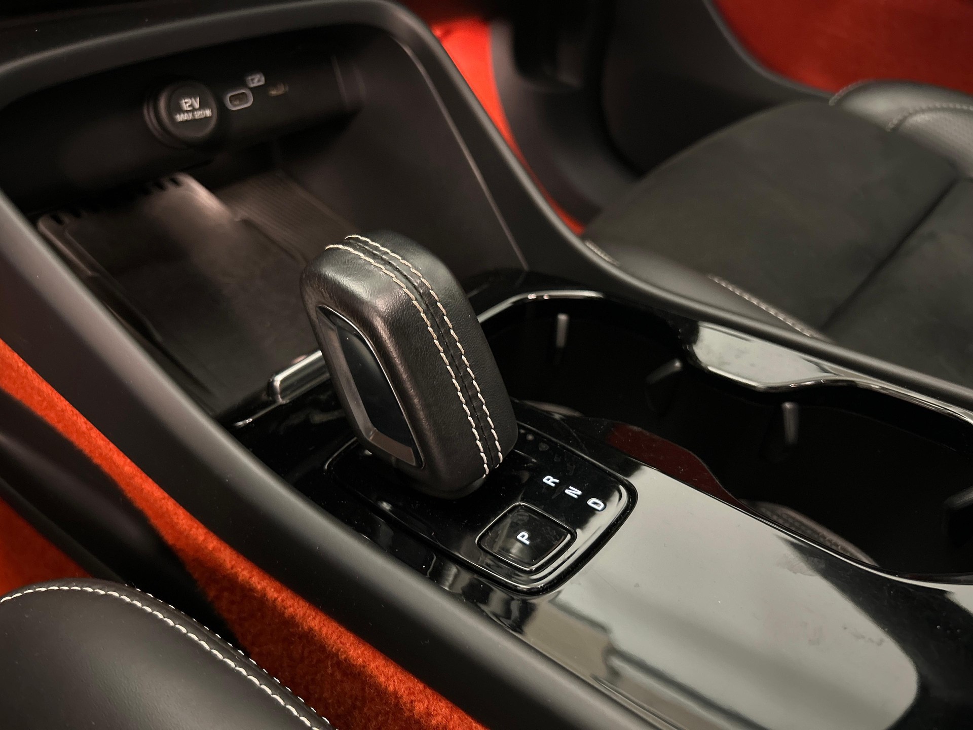 VOLVO XC40 P8 Twin R-Design AWD-image-17