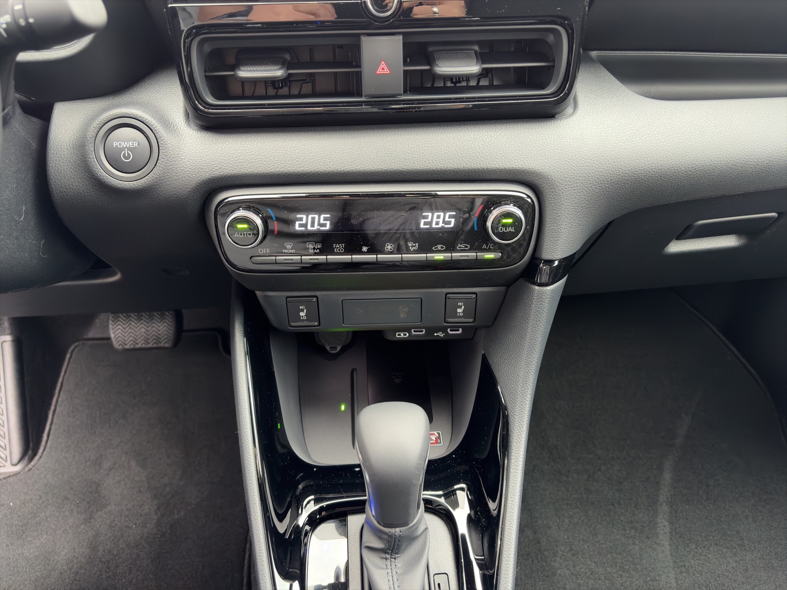 TOYOTA Yaris 1.5 VVT-i HSD Premium-image-11
