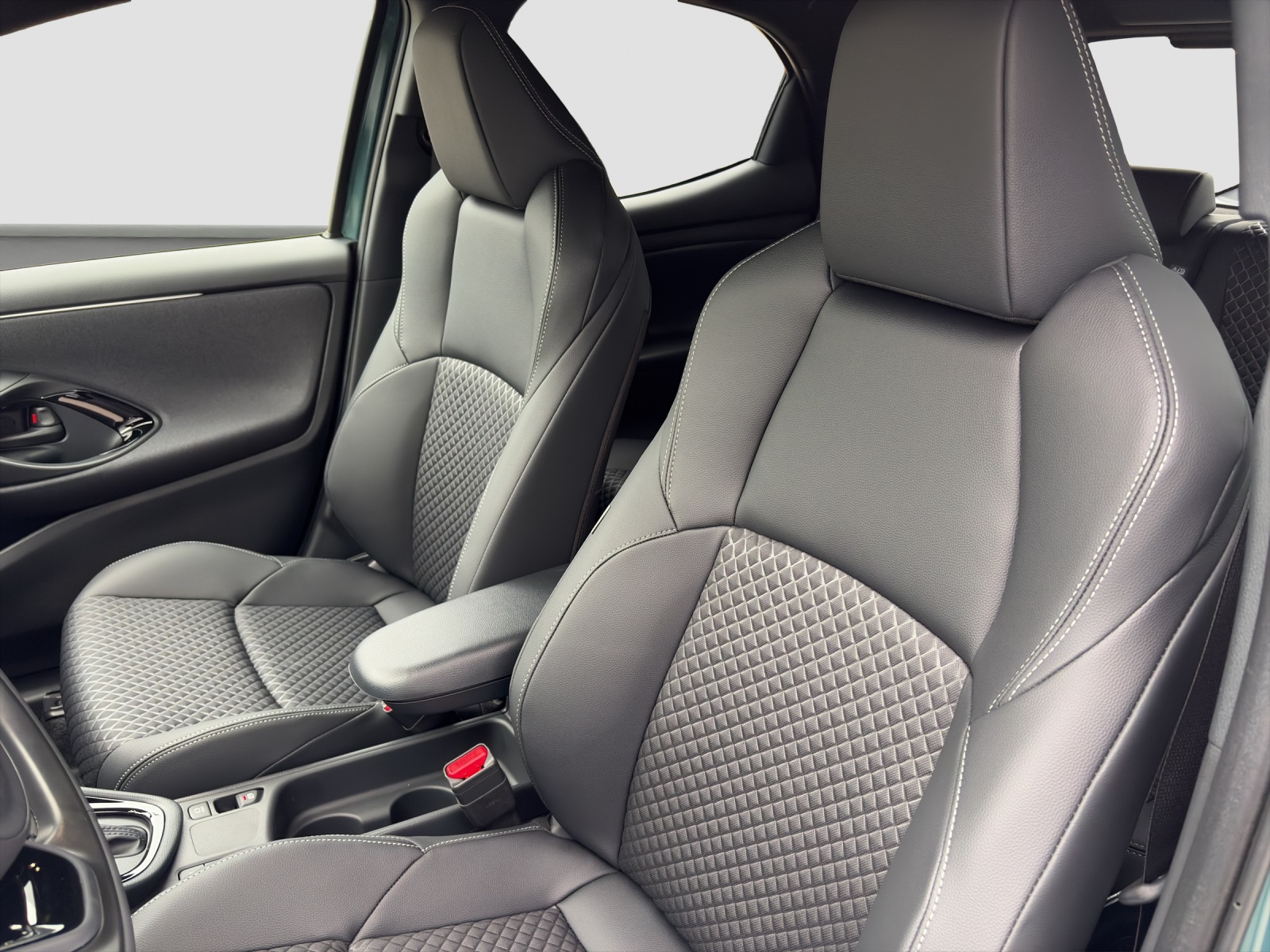 TOYOTA Yaris 1.5 VVT-i HSD Premium-image-9