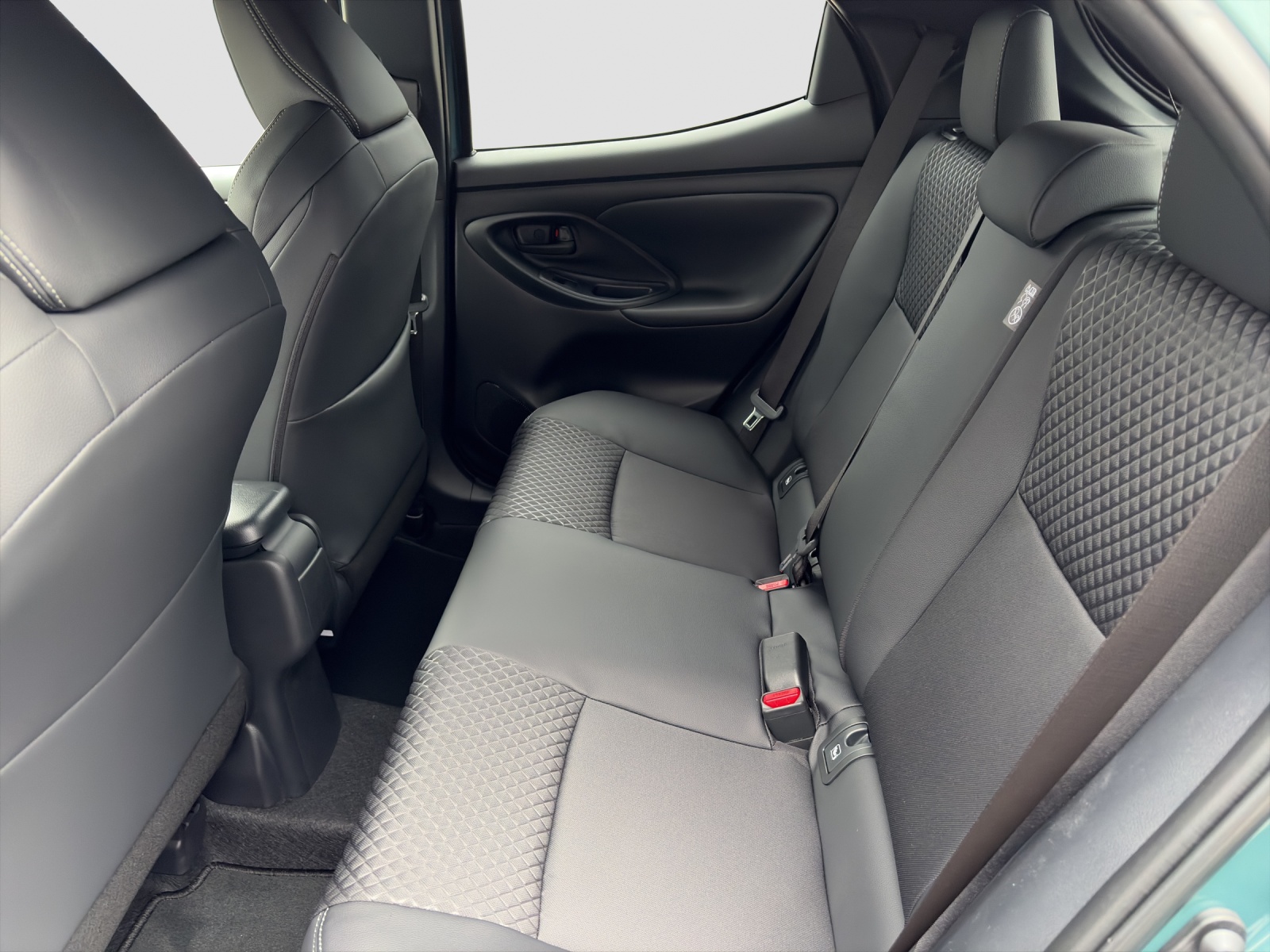 TOYOTA Yaris 1.5 VVT-i HSD Premium-image-10