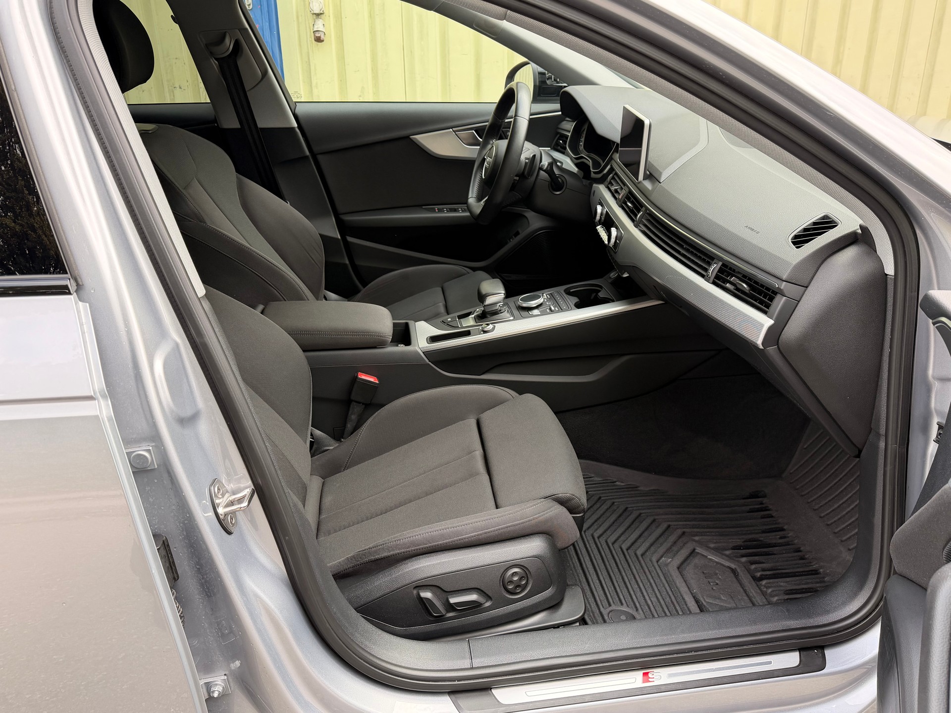 AUDI A4 Avant 40 TDI Design S-tronic-image-8