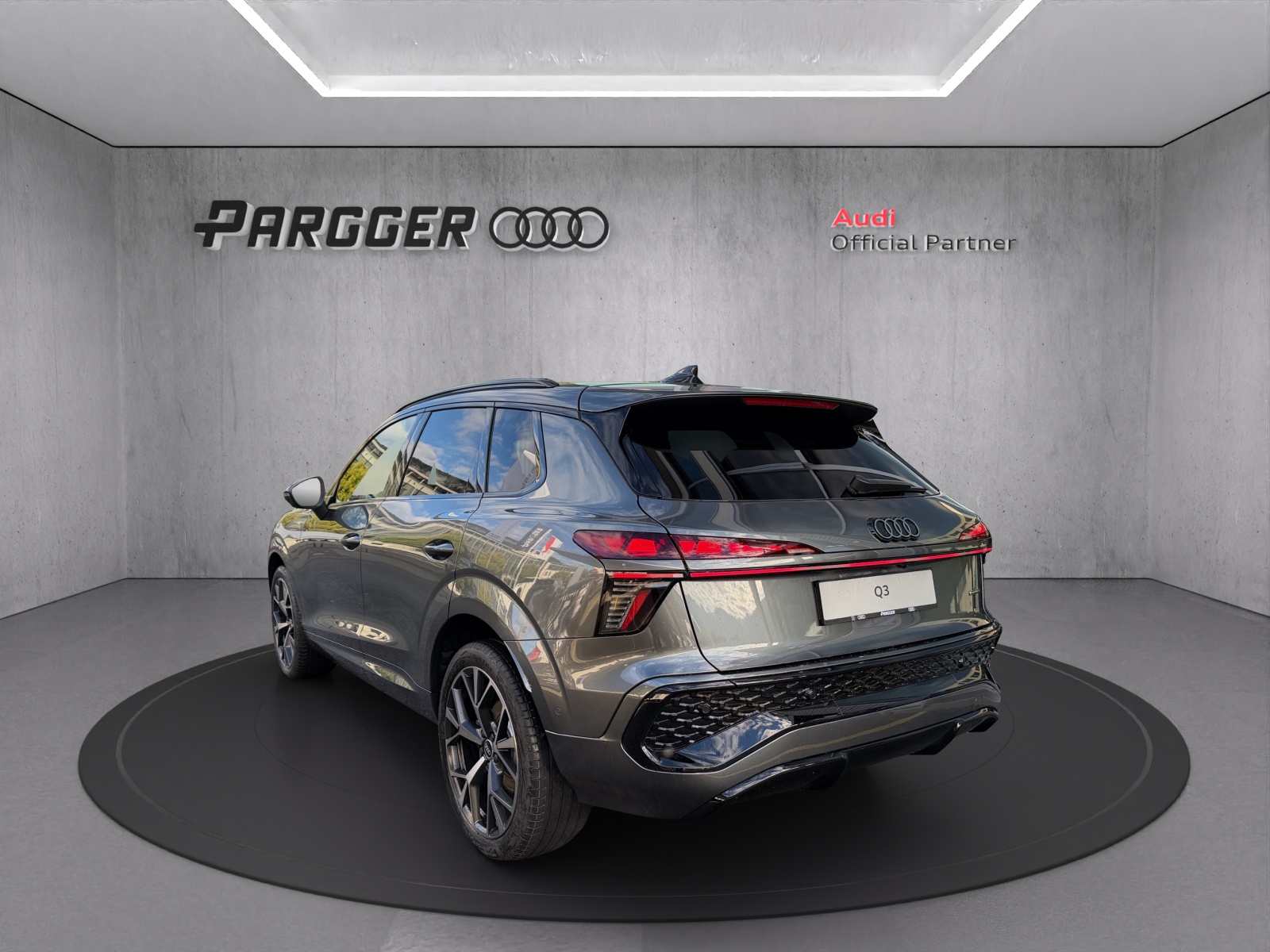 AUDI Q3 SUV TFSI quattro 195 kW S tronic-image-4