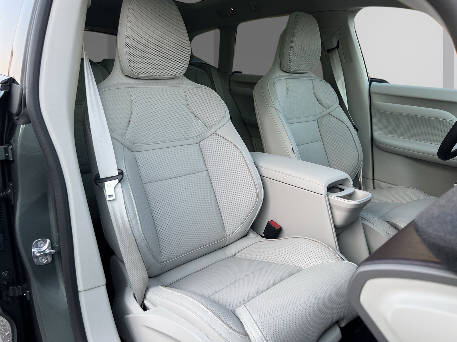 VOLVO EX60 P10 Twin Ultra AWD-image-9