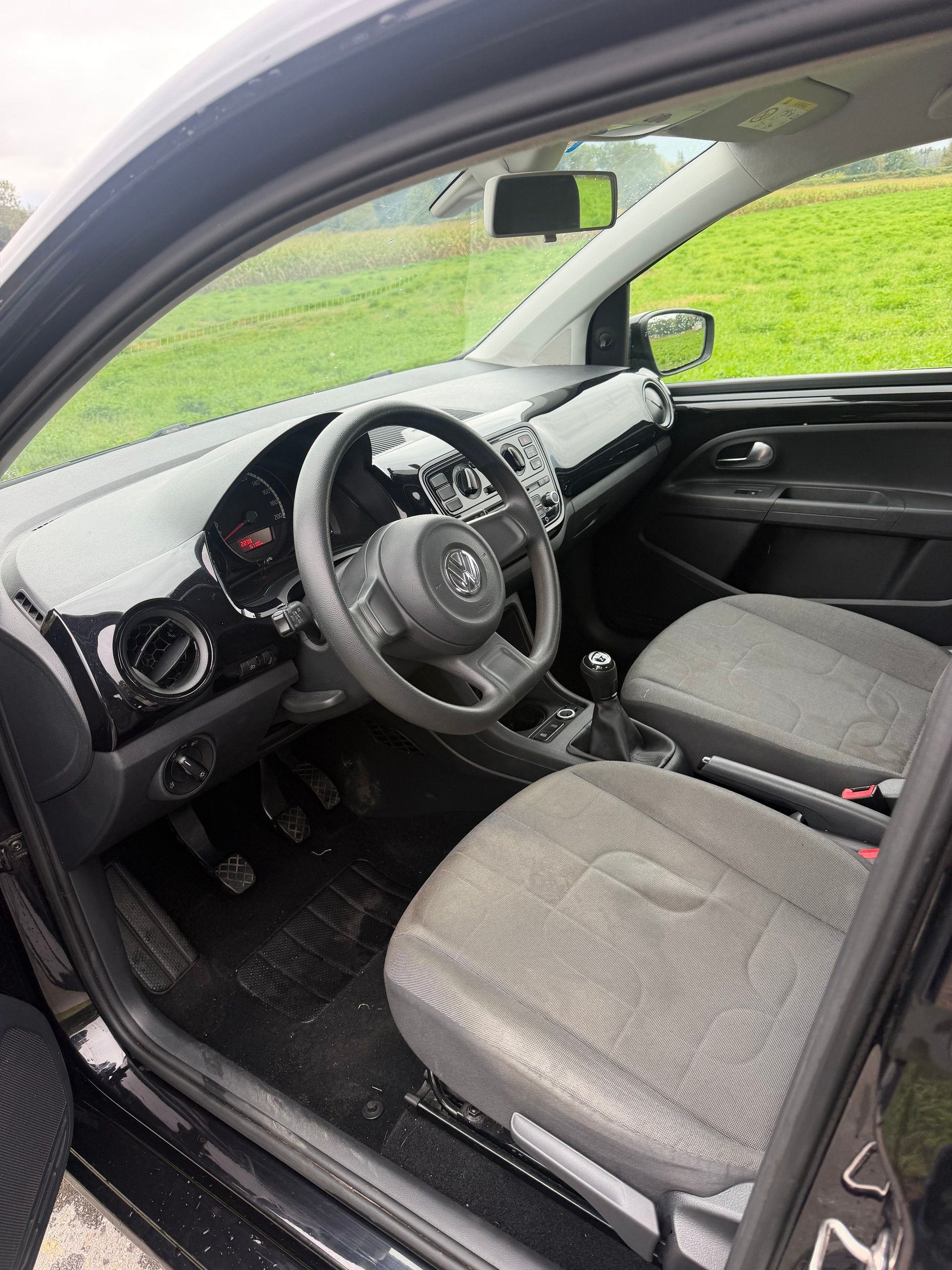 VW Up 1.0 black up Art on Ice-image-8