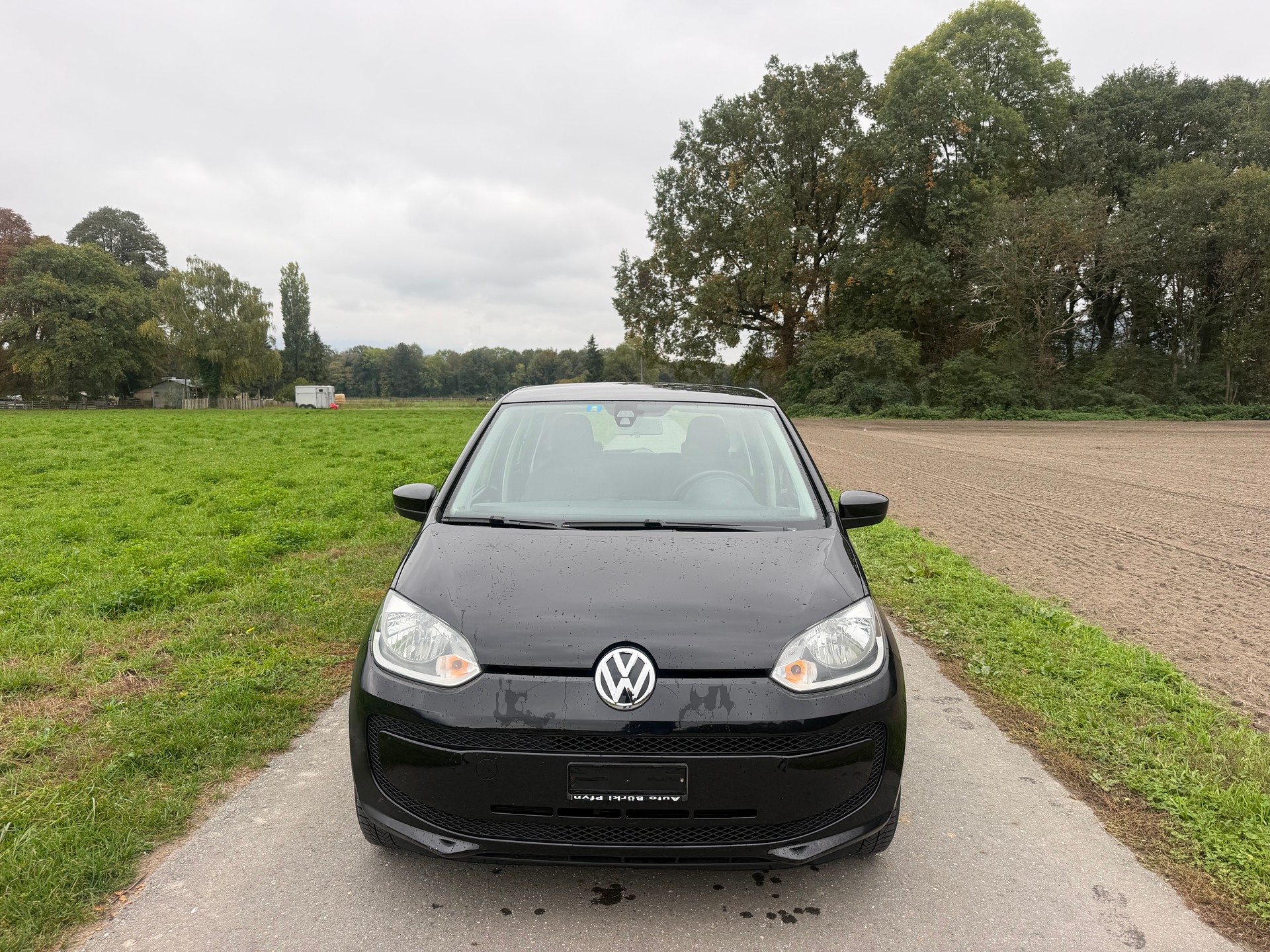 VW Up 1.0 black up Art on Ice-image-1