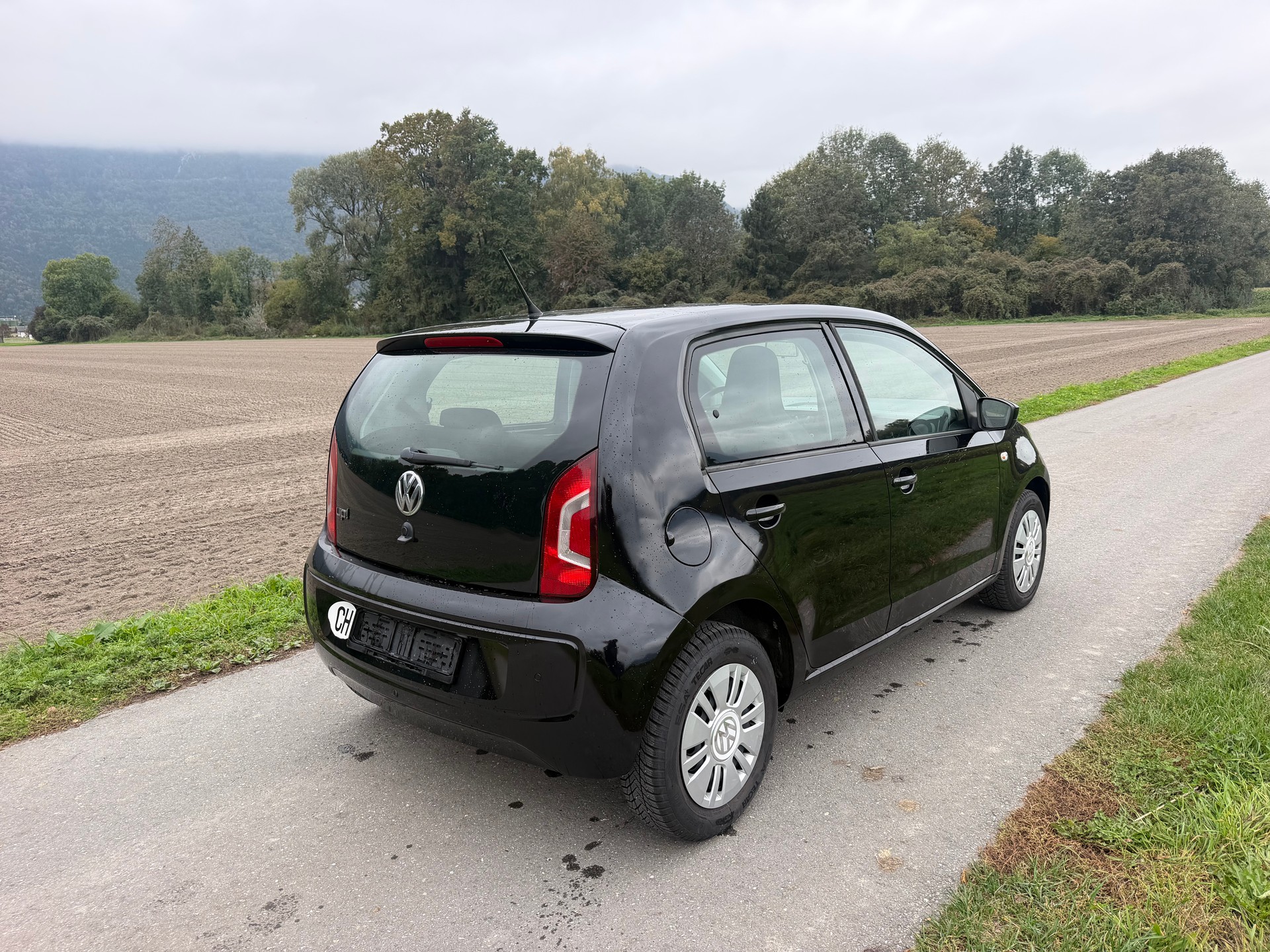 VW Up 1.0 black up Art on Ice-image-3