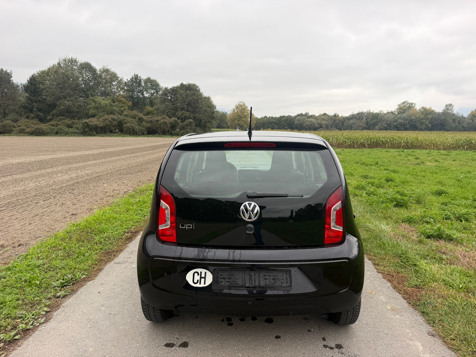 VW Up 1.0 black up Art on Ice-image-4