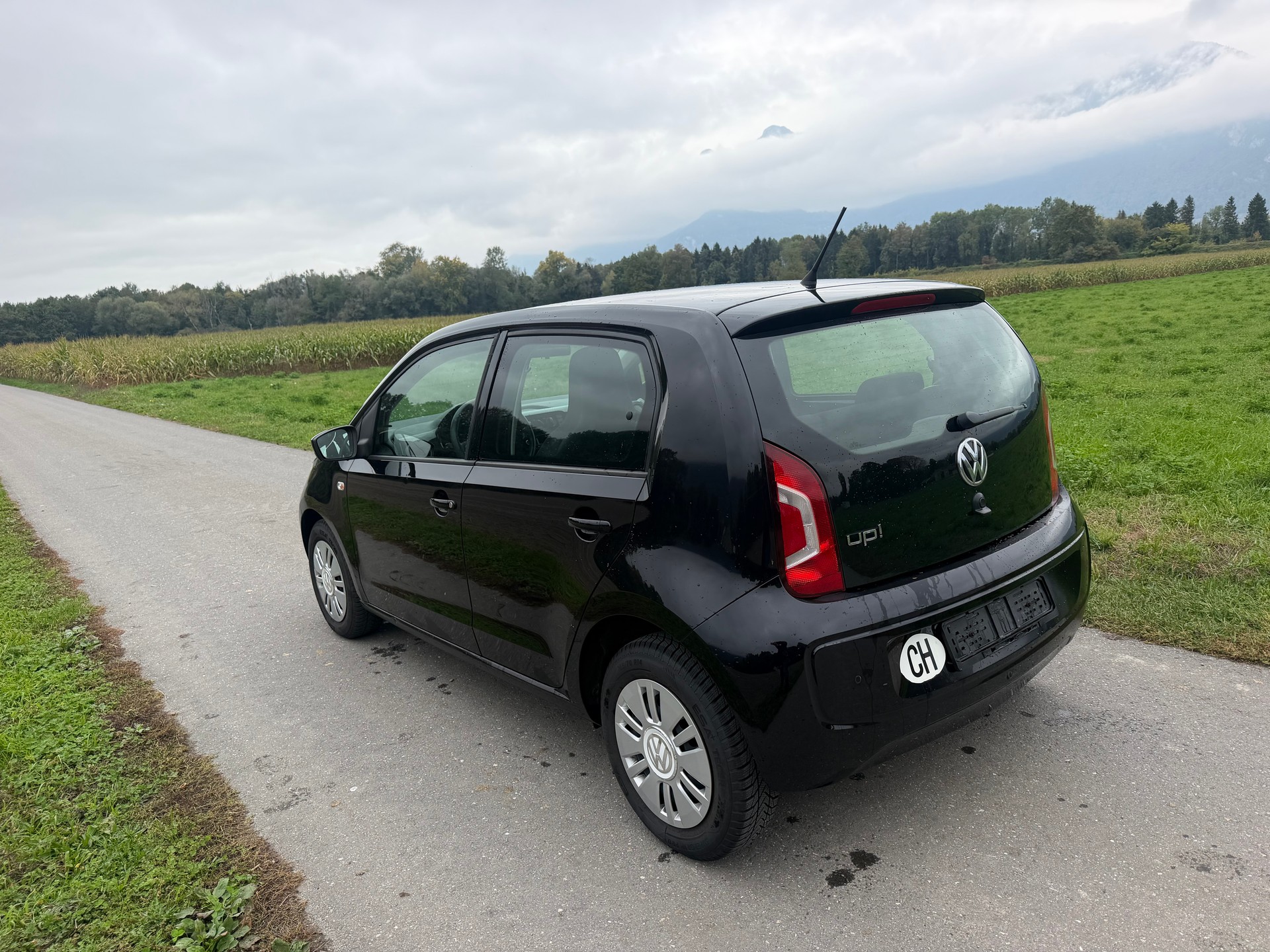 VW Up 1.0 black up Art on Ice-image-5