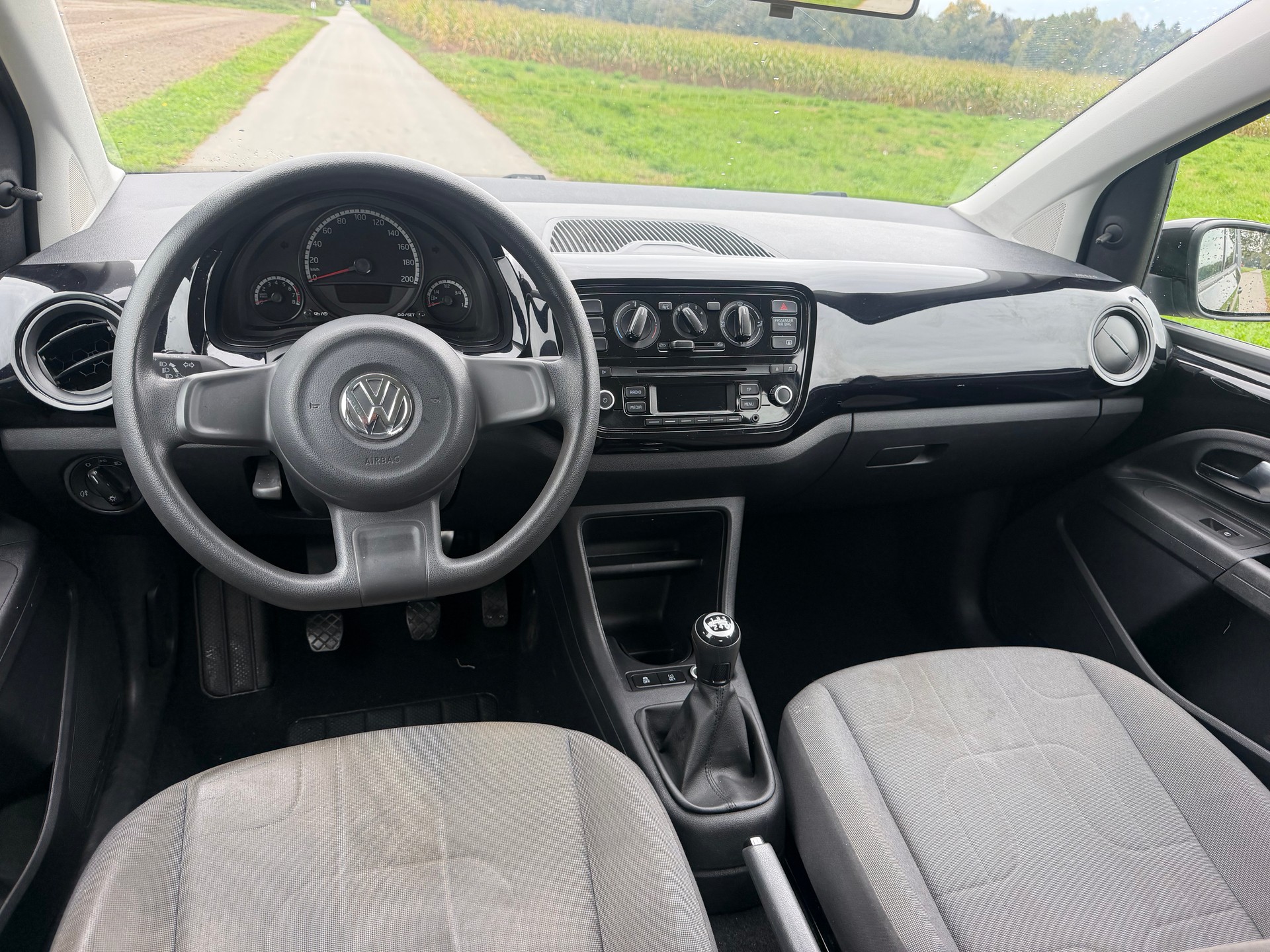 VW Up 1.0 black up Art on Ice-image-6