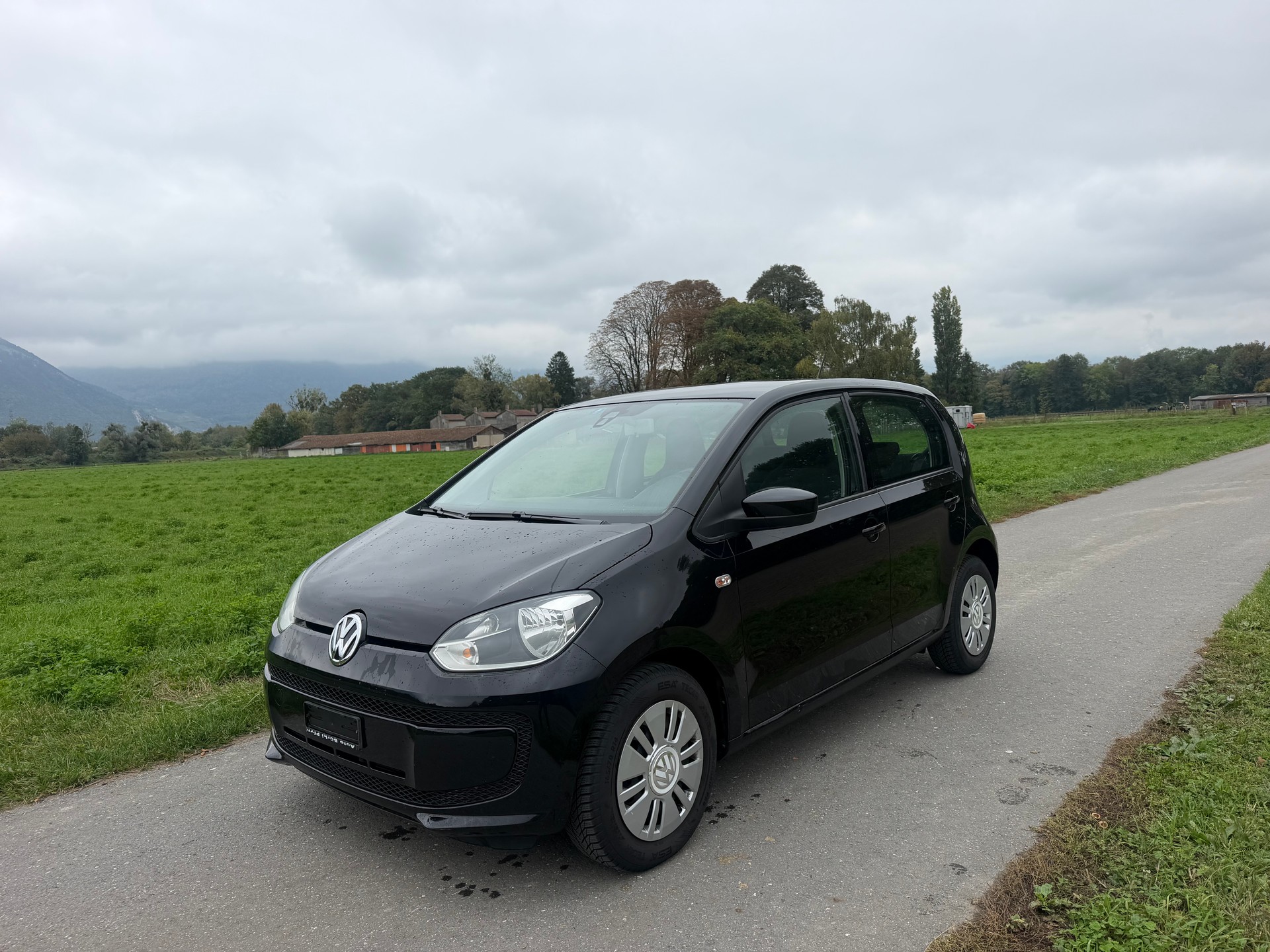 VW Up 1.0 black up Art on Ice-image-2