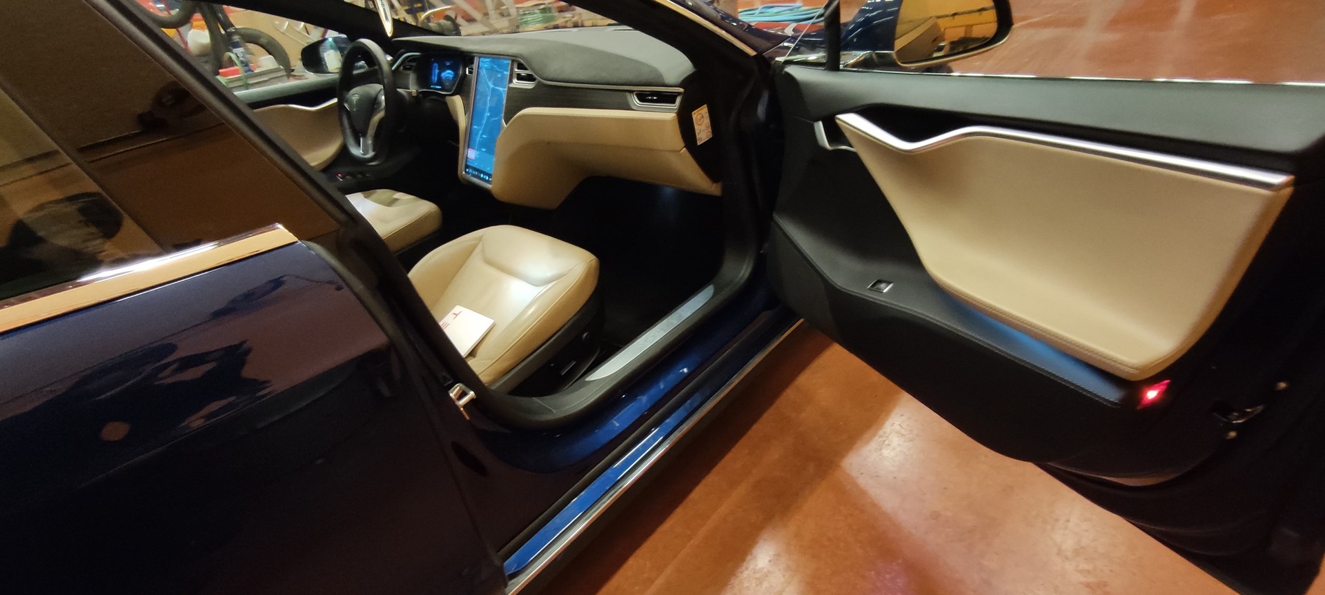 TESLA Model S 85 D-image-6