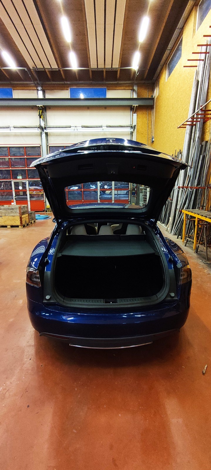 TESLA Model S 85 D-image-8