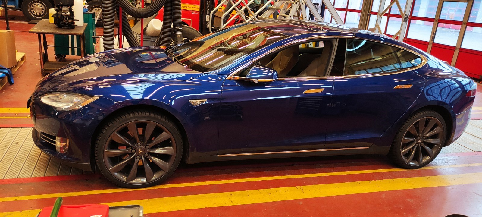 TESLA Model S 85 D-image-0
