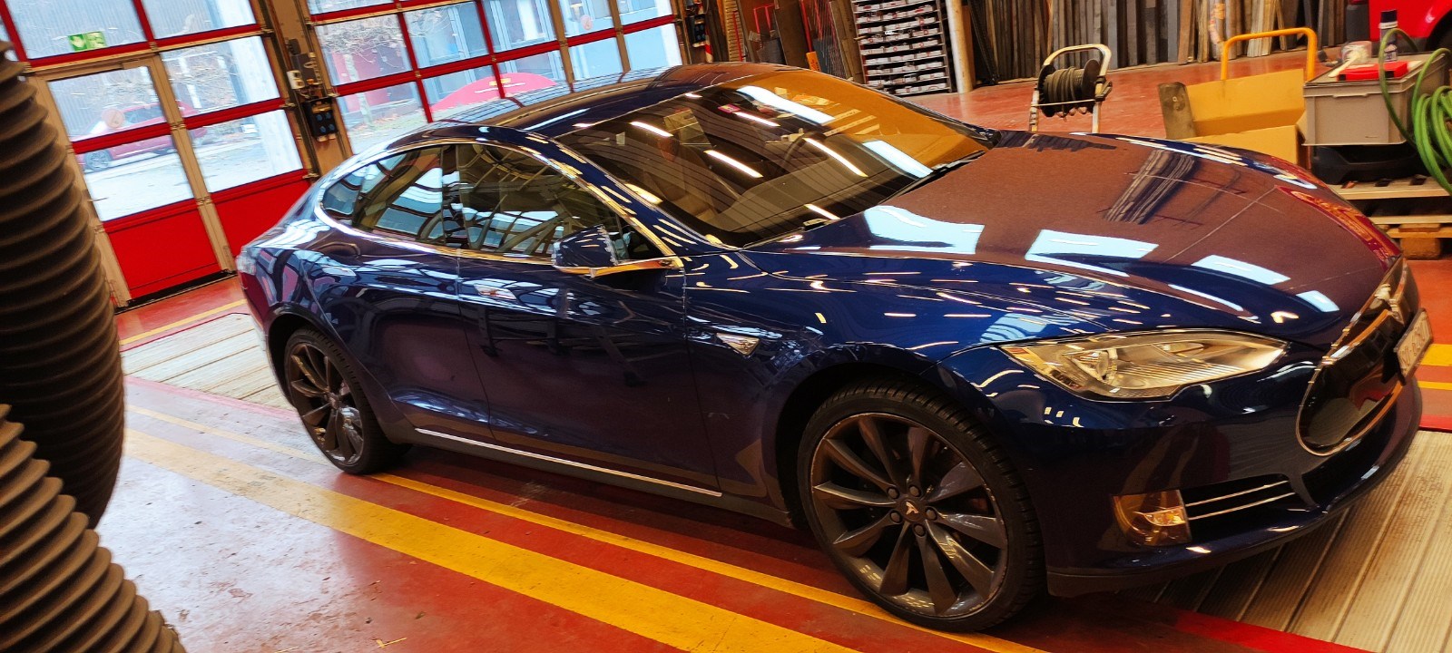 TESLA Model S 85 D-image-1