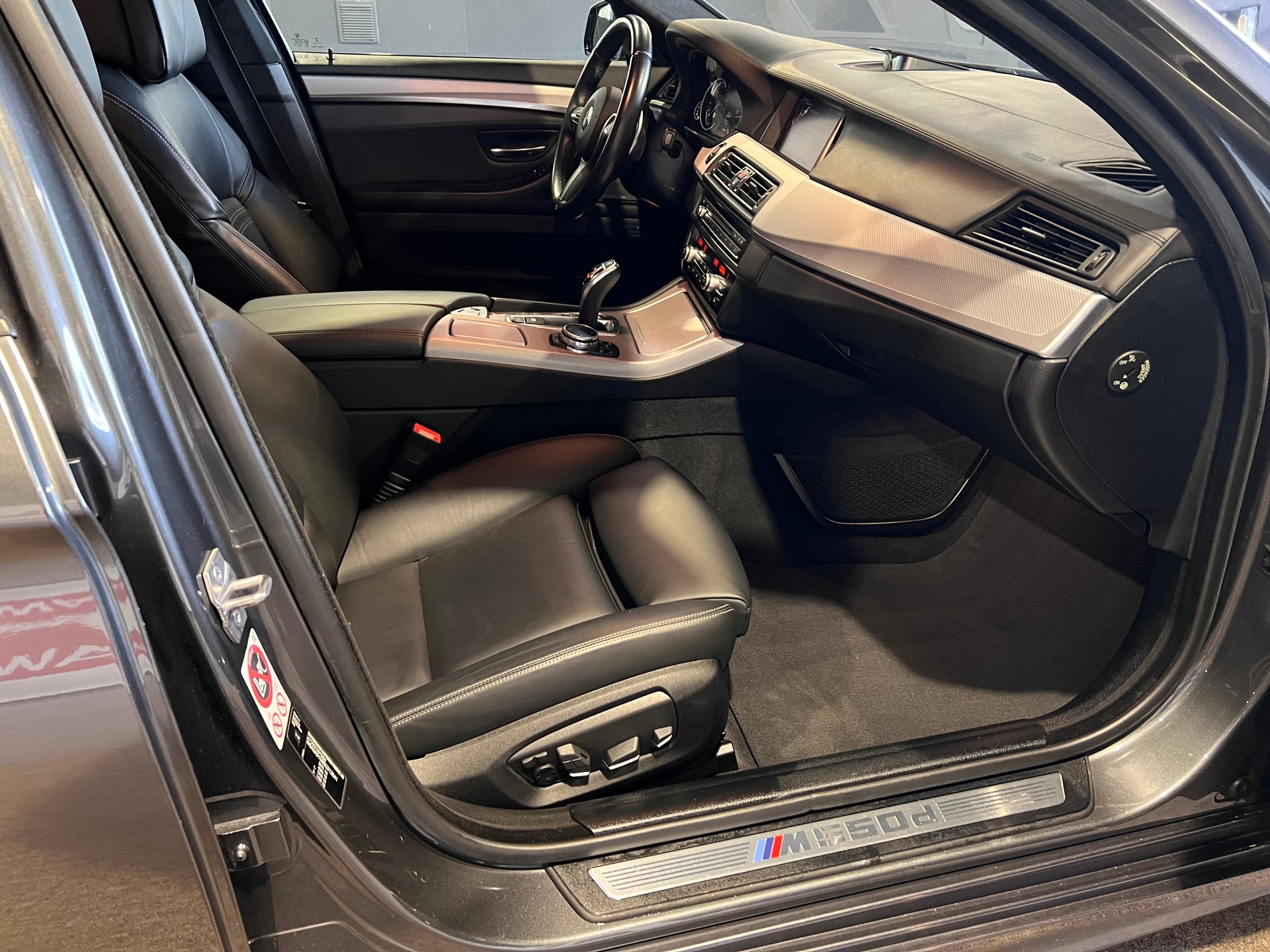 BMW M550d Touring xDrive Steptronic-image-12