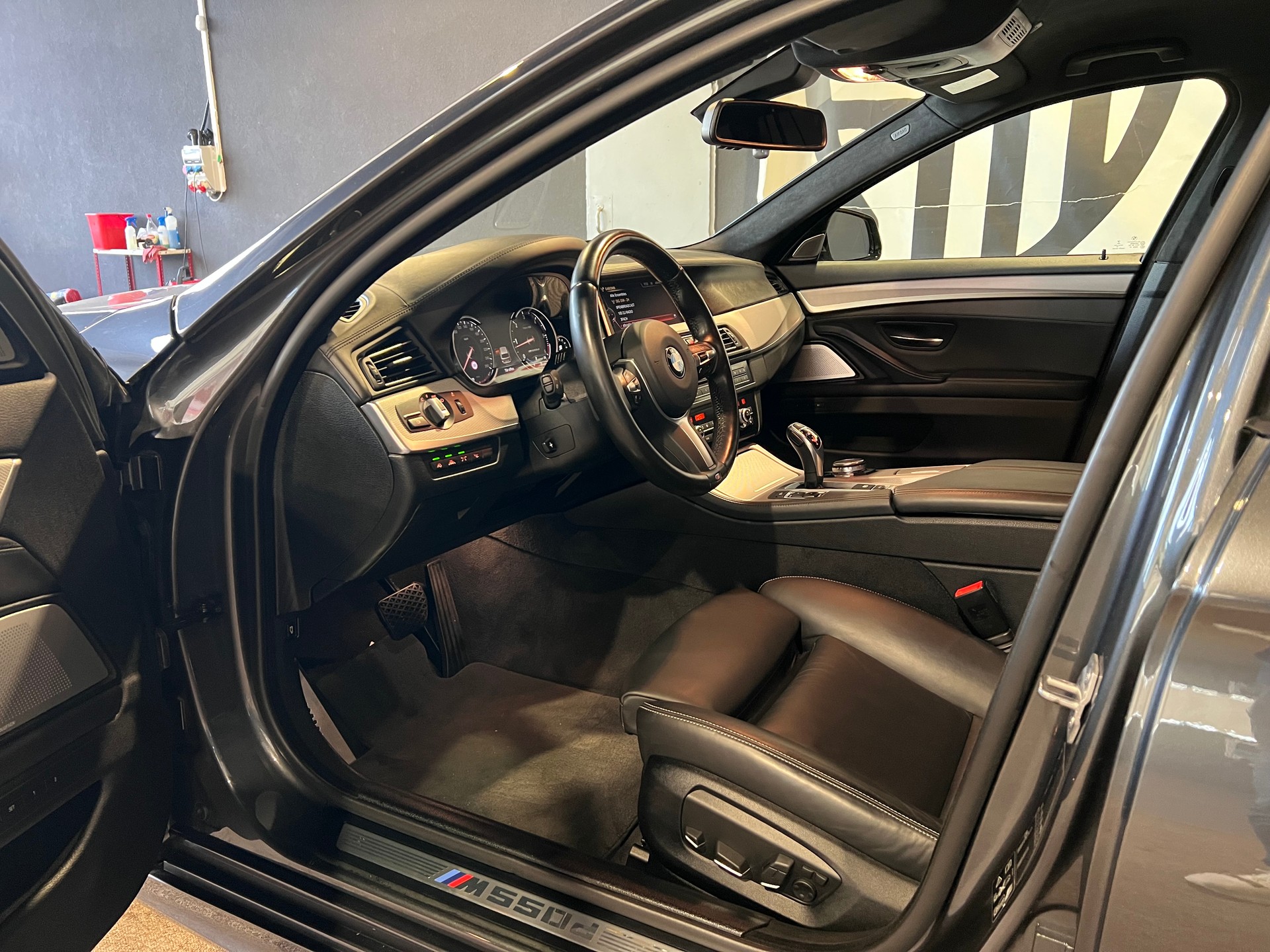 BMW M550d Touring xDrive Steptronic-image-10