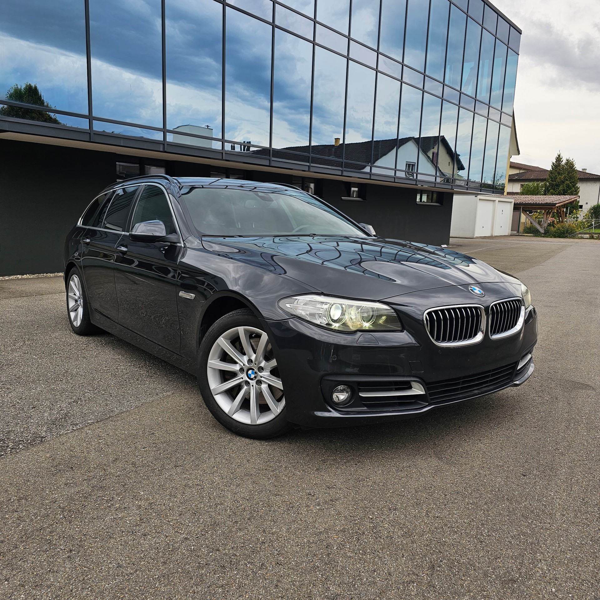 BMW 525d Touring xDrive Steptronic-image-0