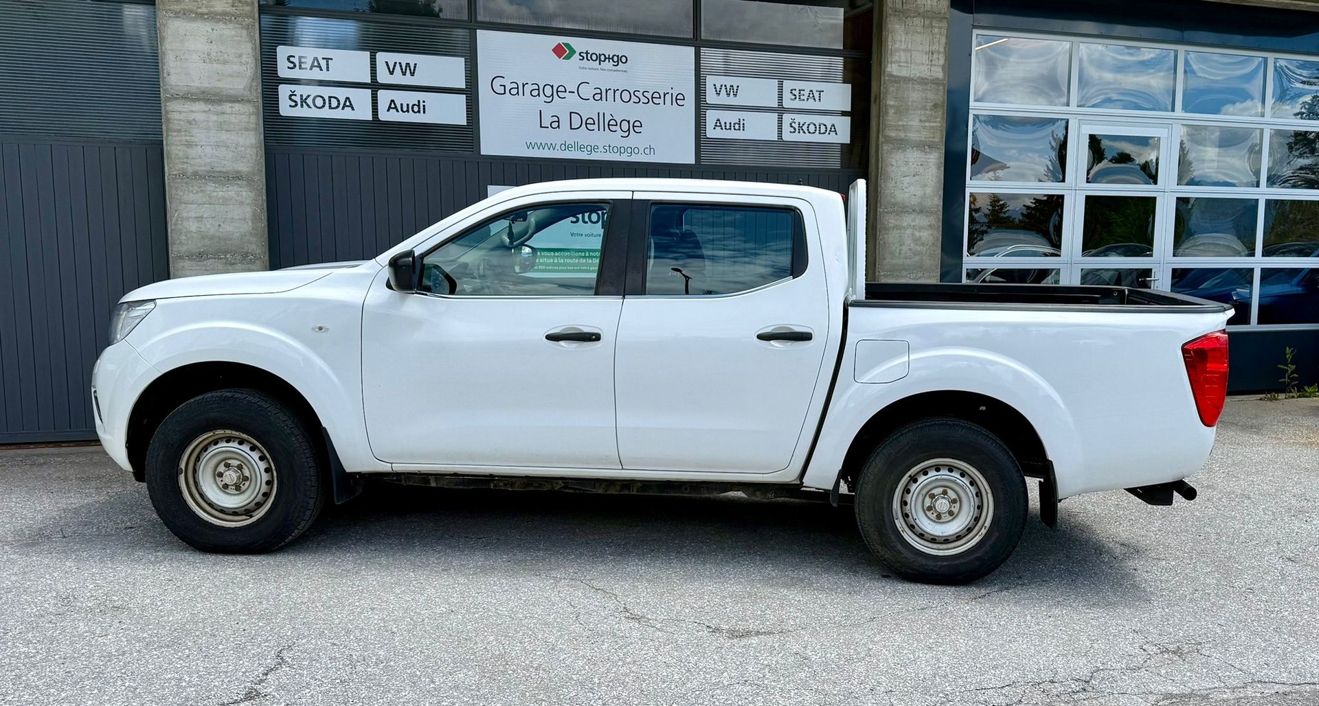 NISSAN Navara Double Cab Visia 2.3 dCi 4WD-image-2