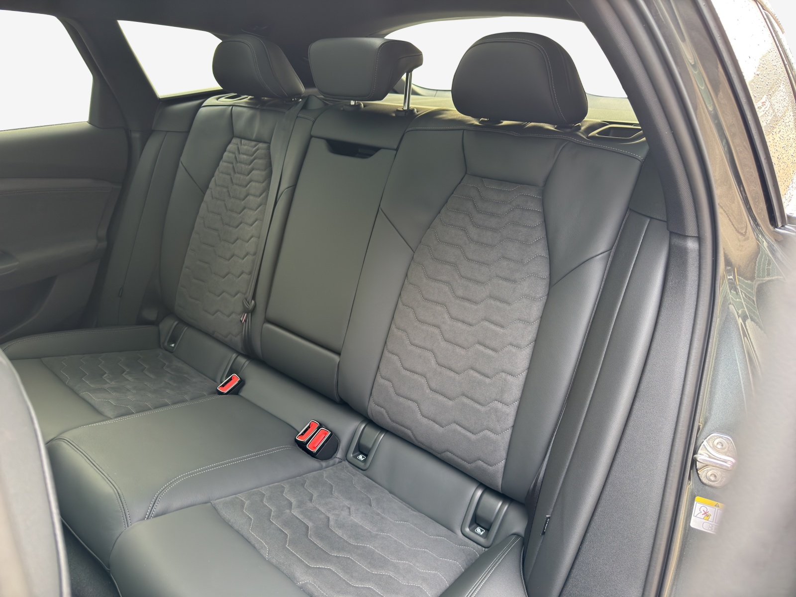 AUDI A6 Avant e-tron quattro-image-11