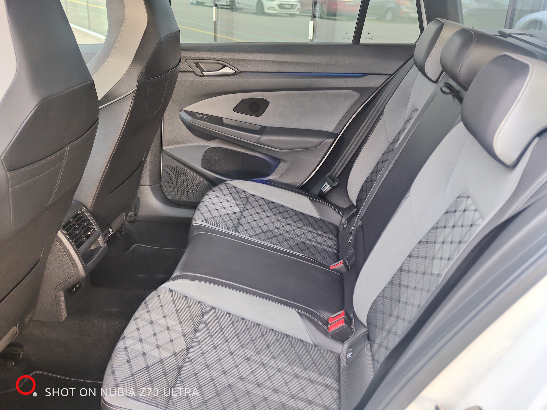 VW Golf Variant 1.5 eTSI mHEV R-LINE - PANORAMA - HEAD UP-image-15
