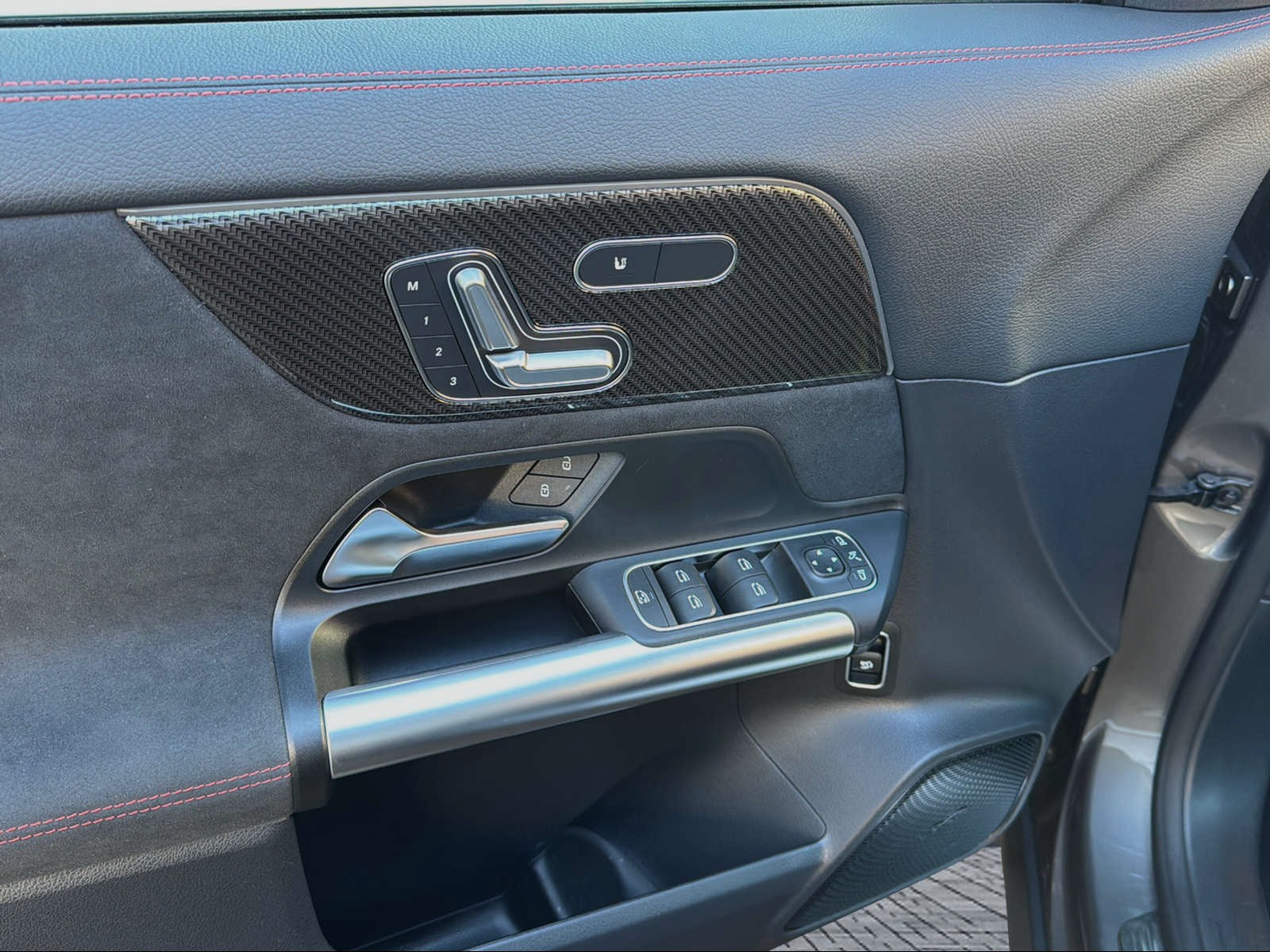 MERCEDES-BENZ GLA 200 7G-DCT-image-15