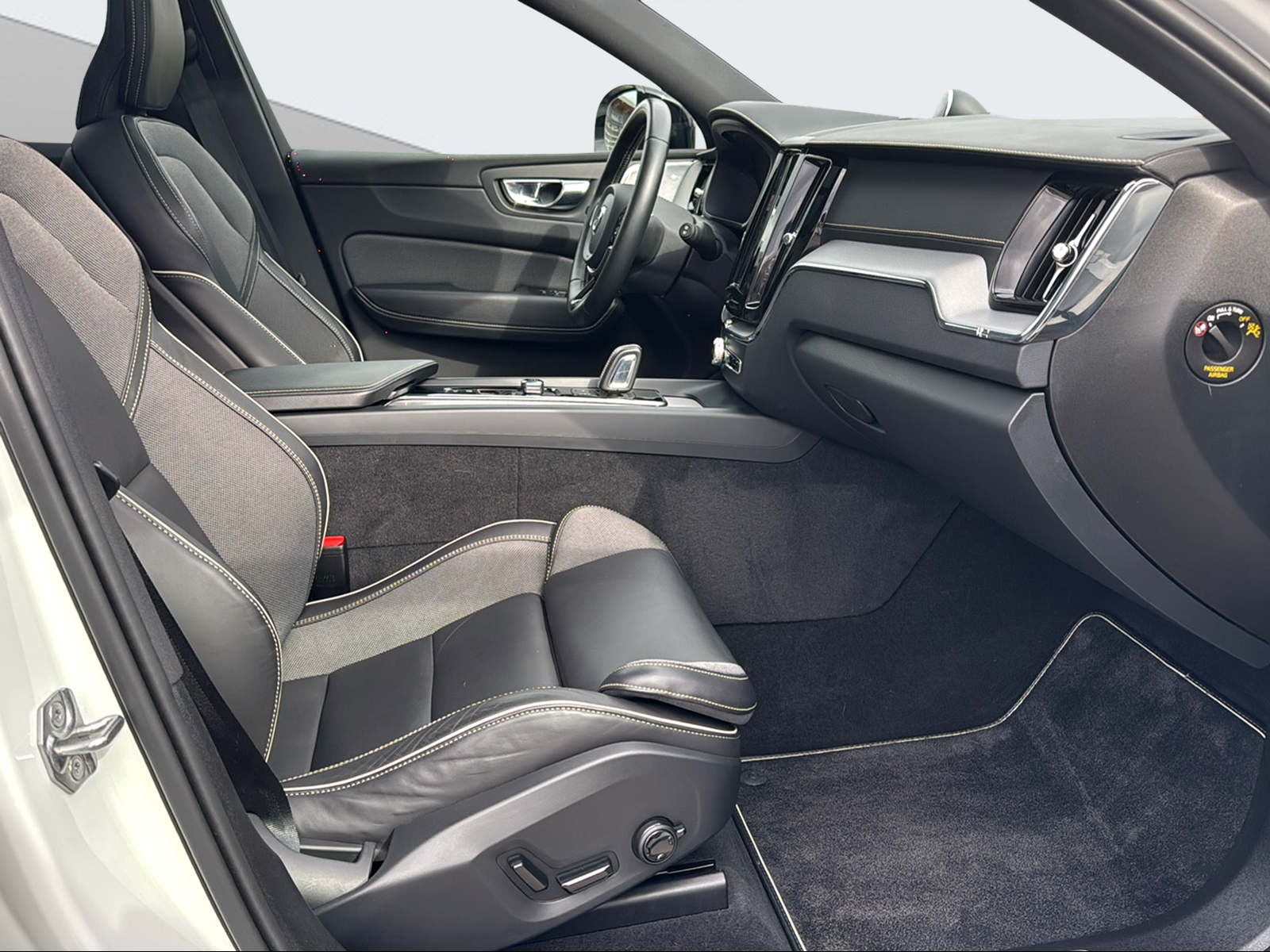VOLVO XC60 2.0 T6 TE R-Design eAWD-image-14