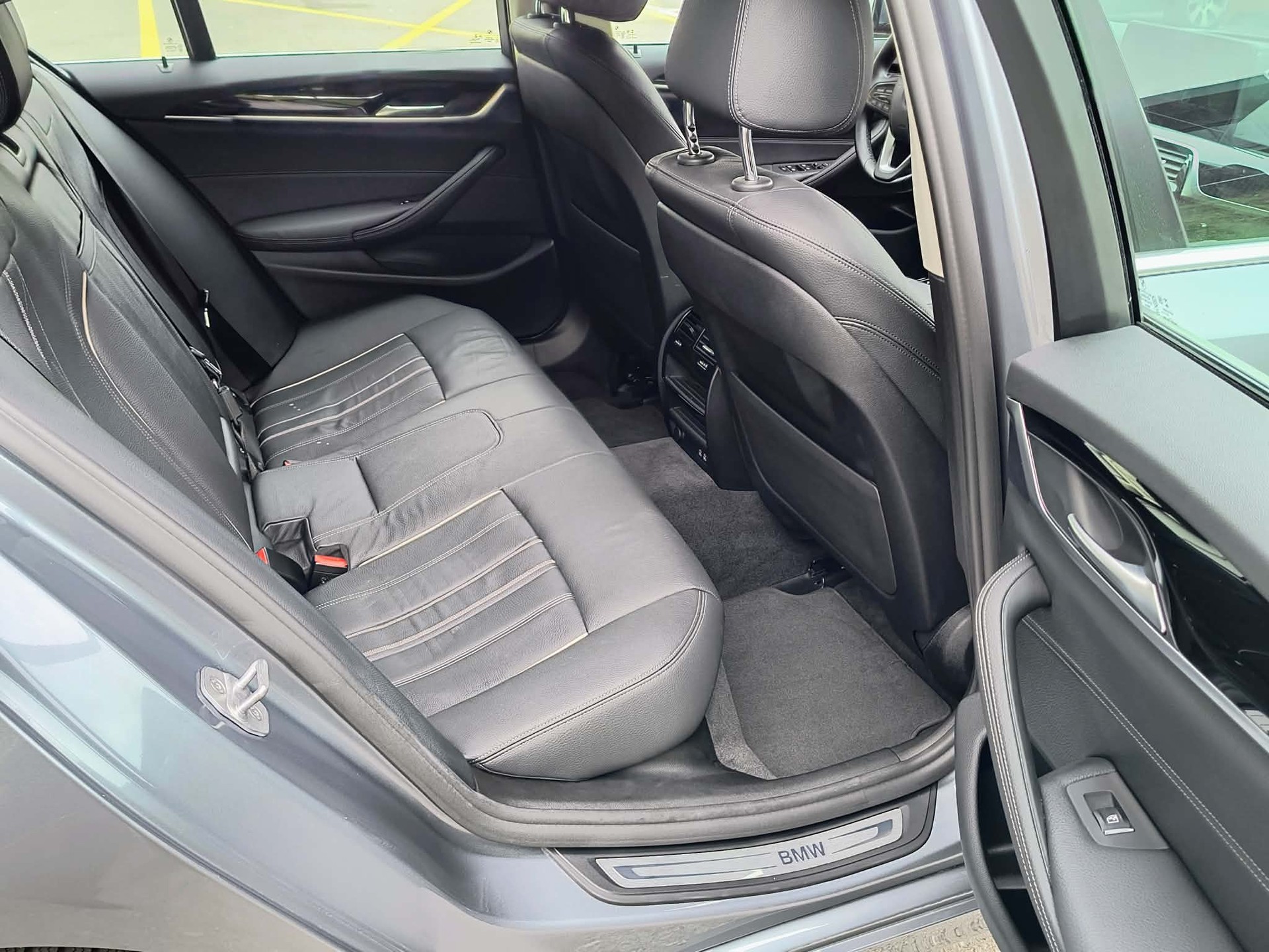 BMW 530e xDrive Luxury Line Steptronic-image-11