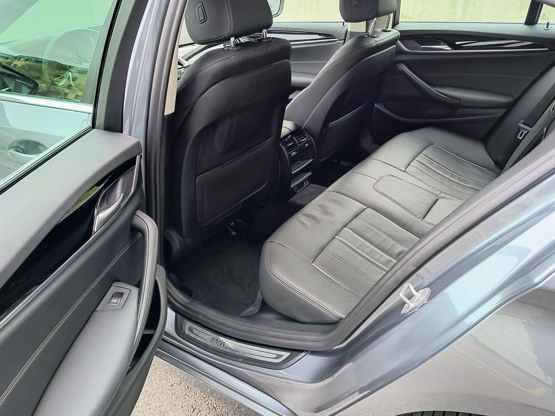BMW 530e xDrive Luxury Line Steptronic-image-12