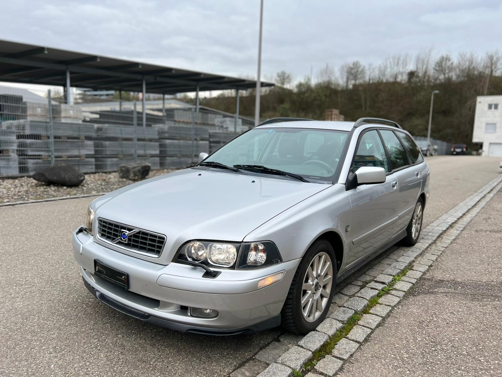 VOLVO V40 2.0T Sport Edition-image-0