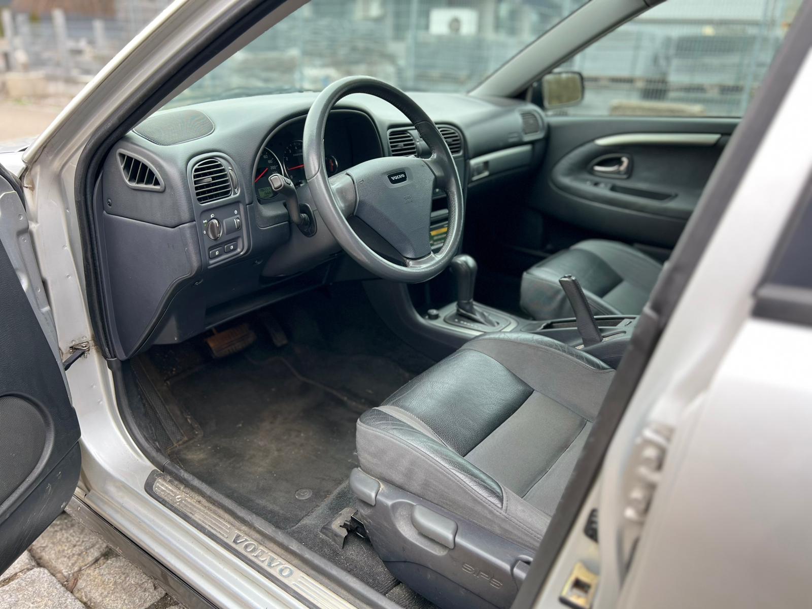 VOLVO V40 2.0T Sport Edition-image-13