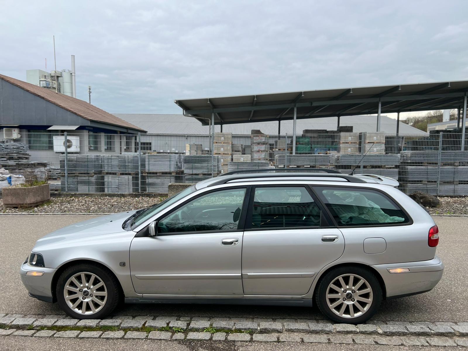 VOLVO V40 2.0T Sport Edition-image-2