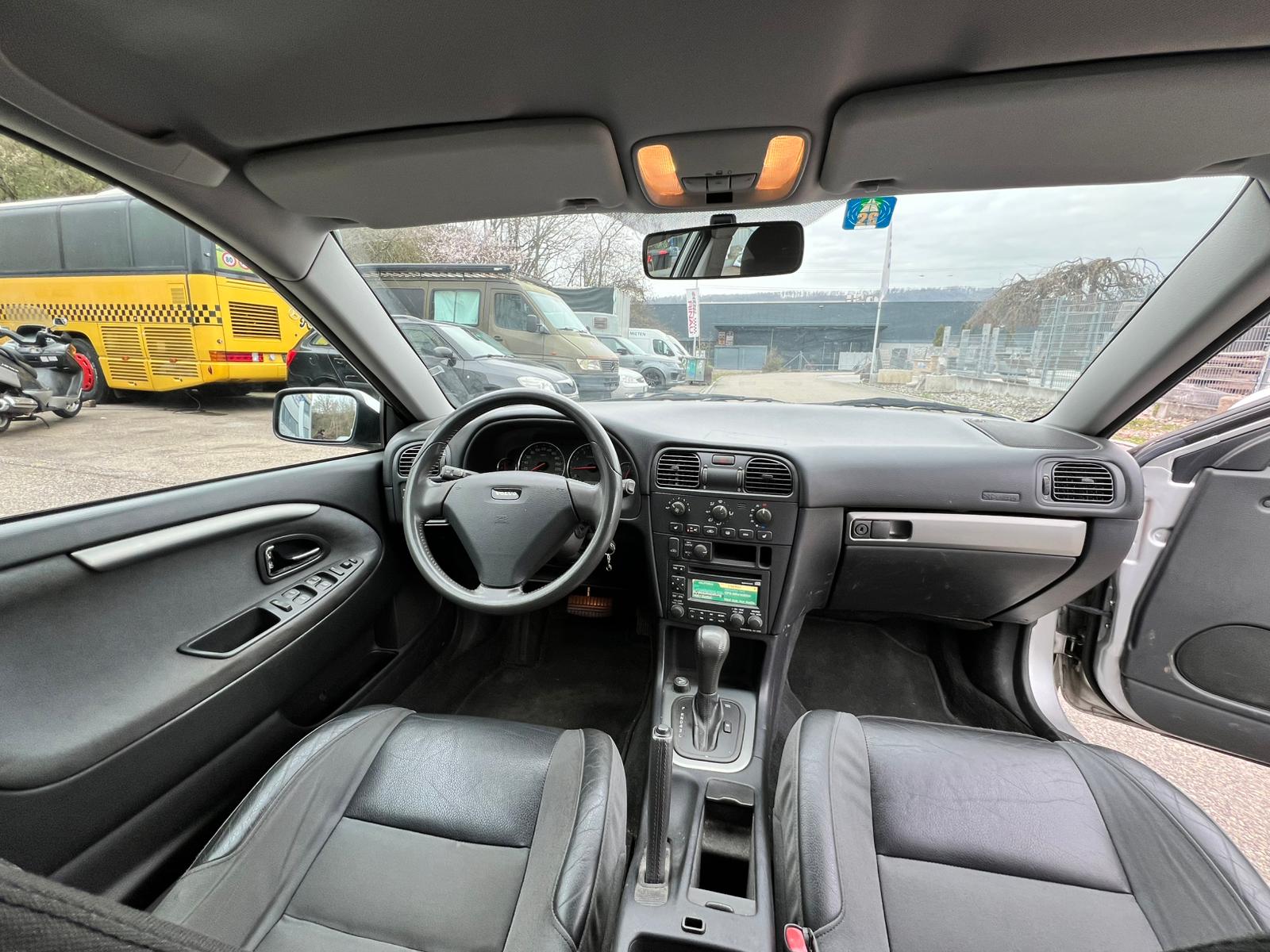 VOLVO V40 2.0T Sport Edition-image-10