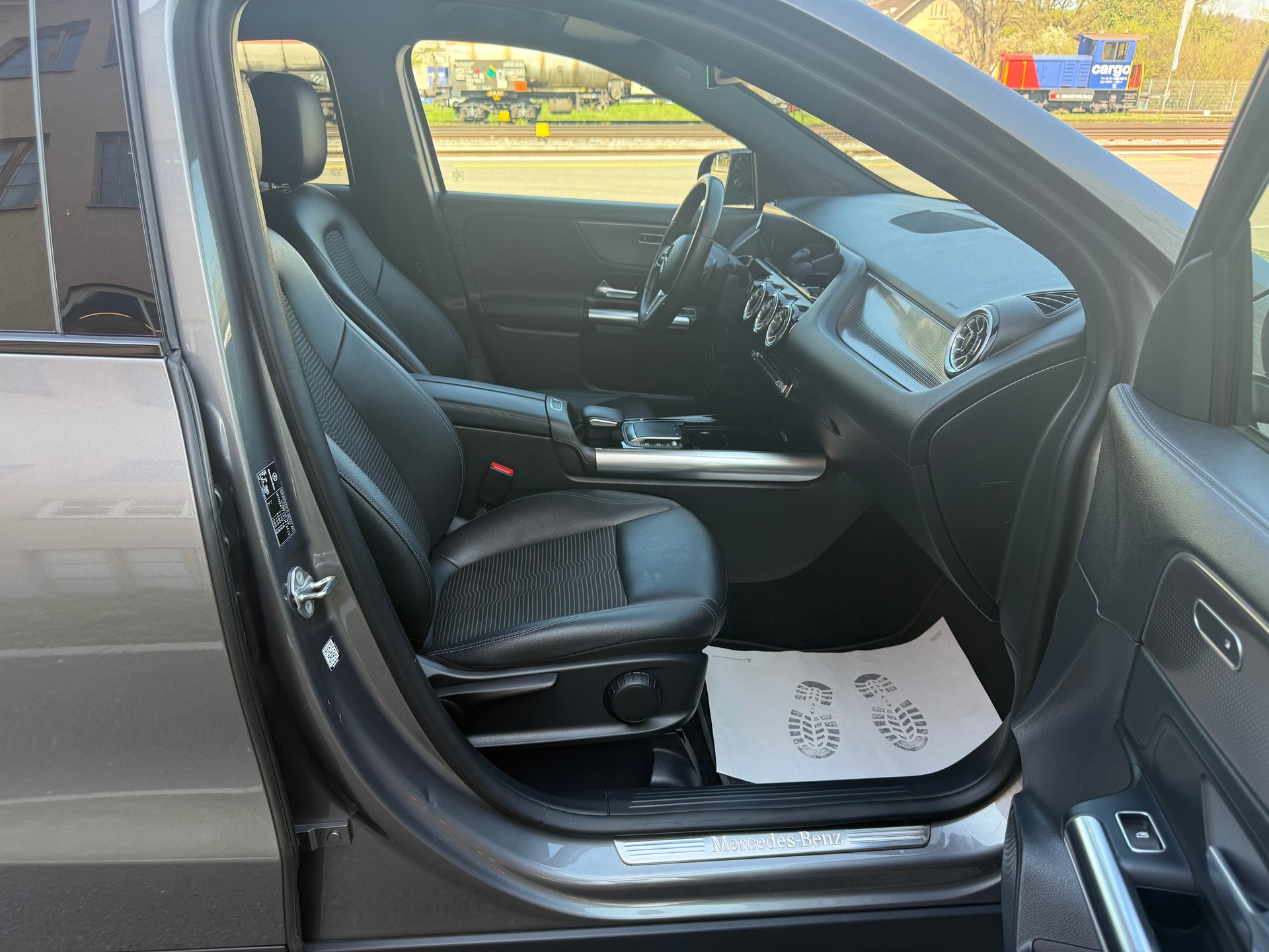 MERCEDES-BENZ GLA 200d 4Matic Progressive 8G-DCT-image-11