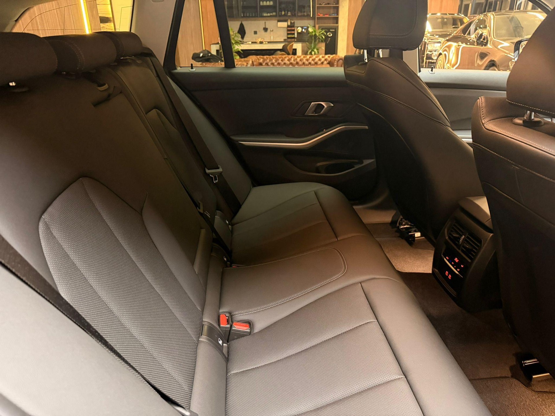 BMW 320d SAG Touring-image-14