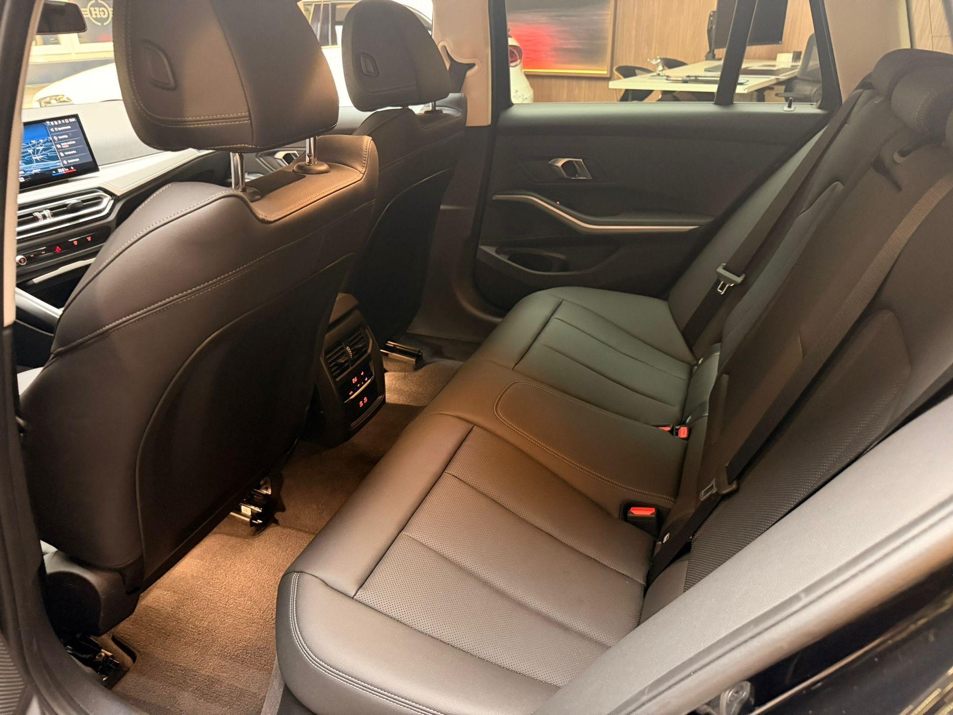 BMW 320d SAG Touring-image-15