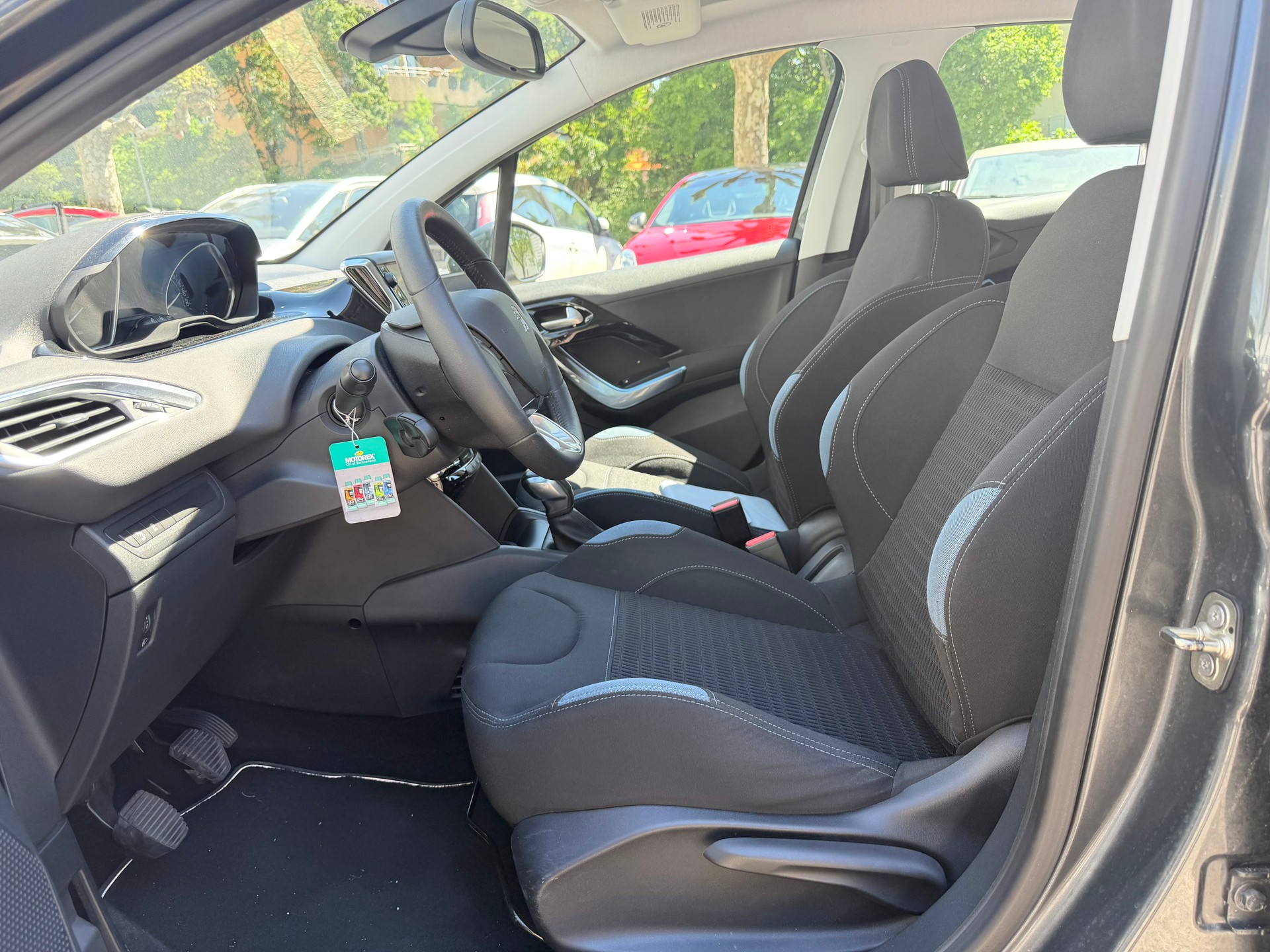 PEUGEOT 208 1.6 VTI Allure-image-7