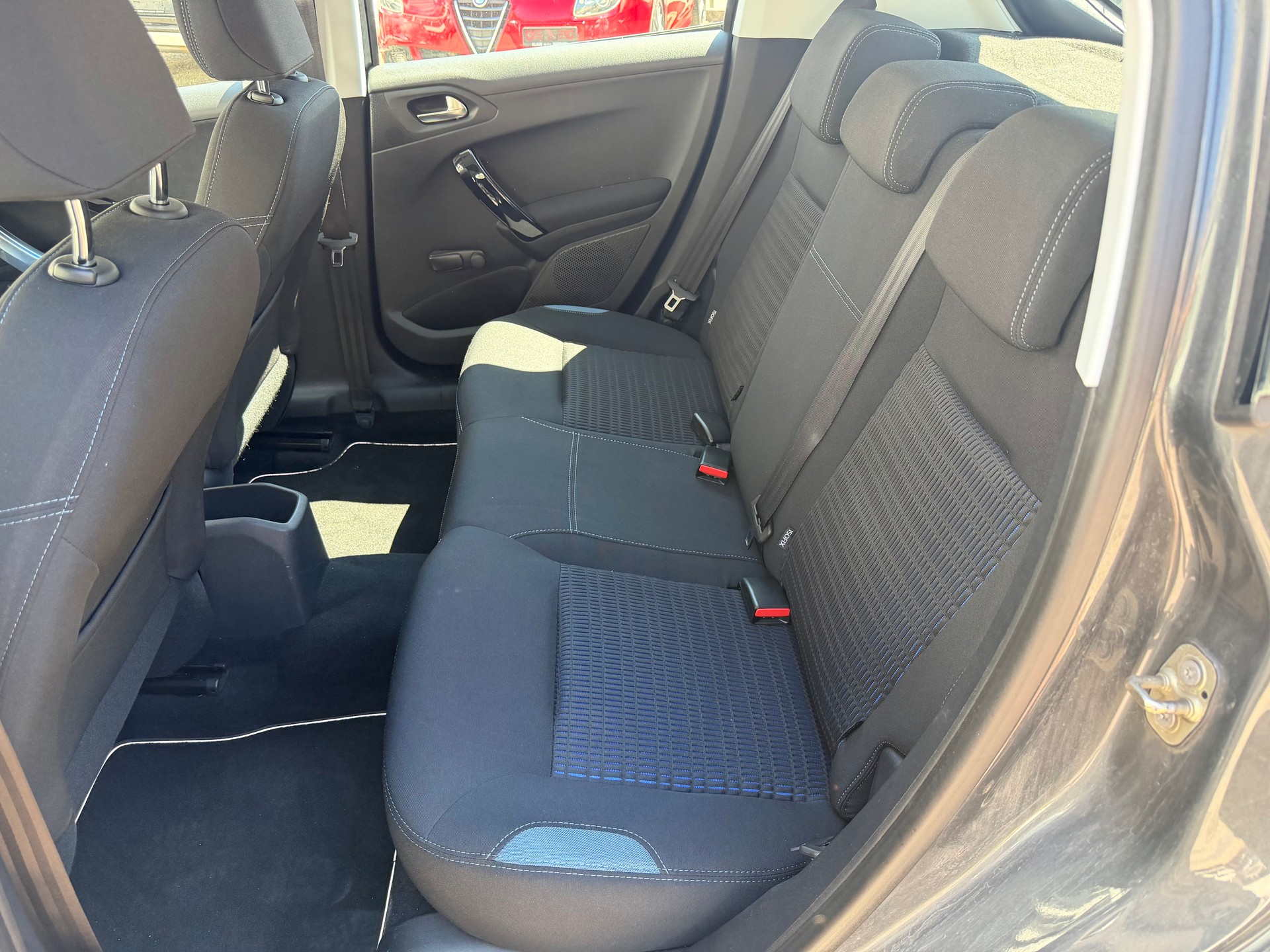 PEUGEOT 208 1.6 VTI Allure-image-8