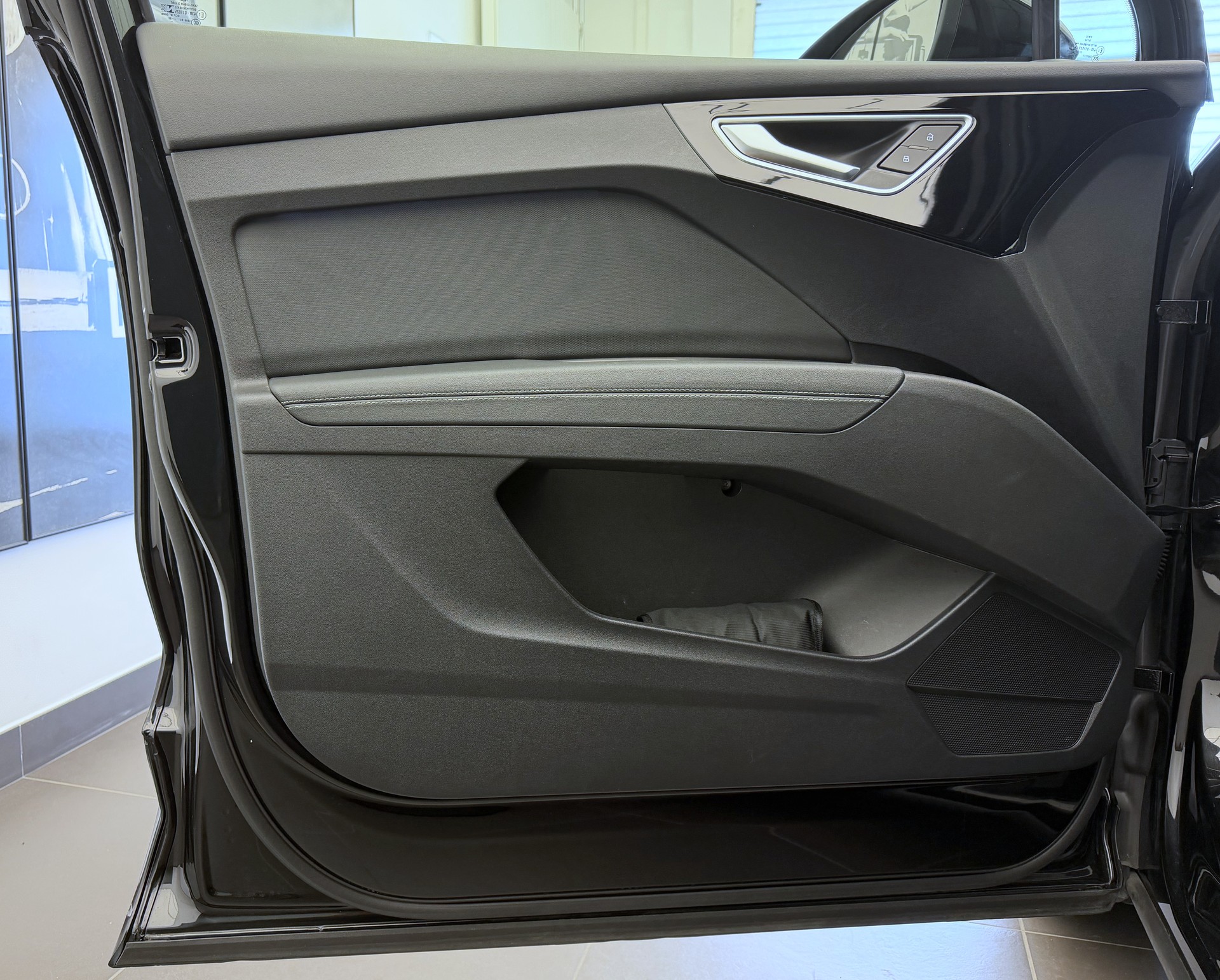 AUDI Q4 e-tron 50 quattro-showroom-element-3