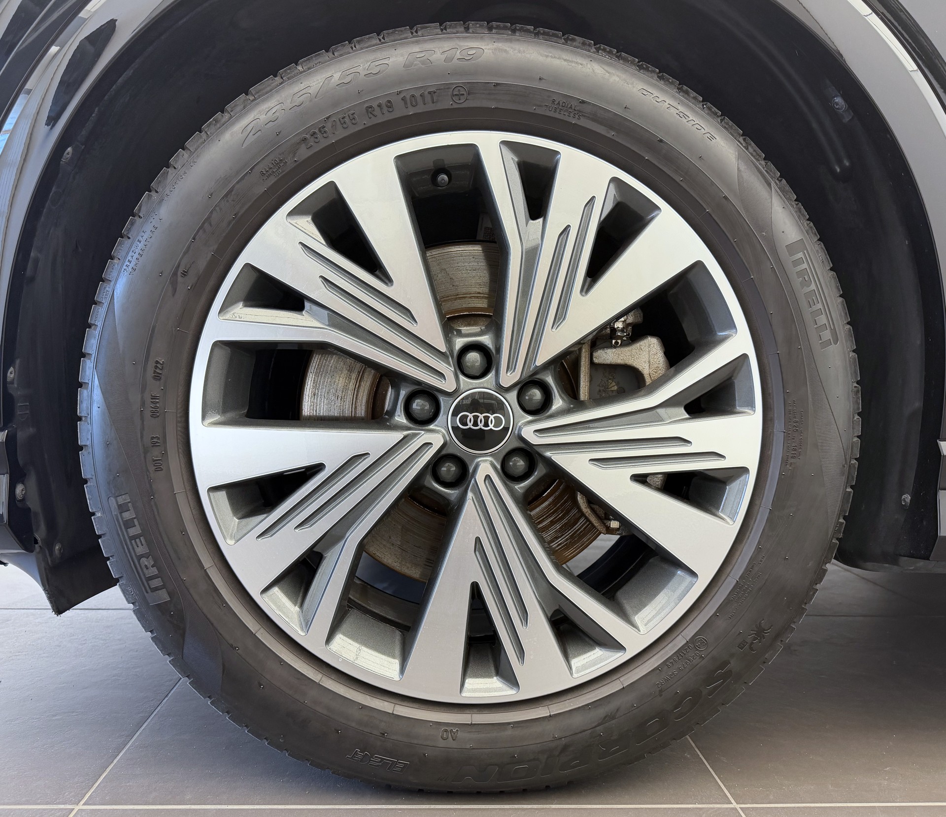 AUDI Q4 e-tron 50 quattro-showroom-element-2