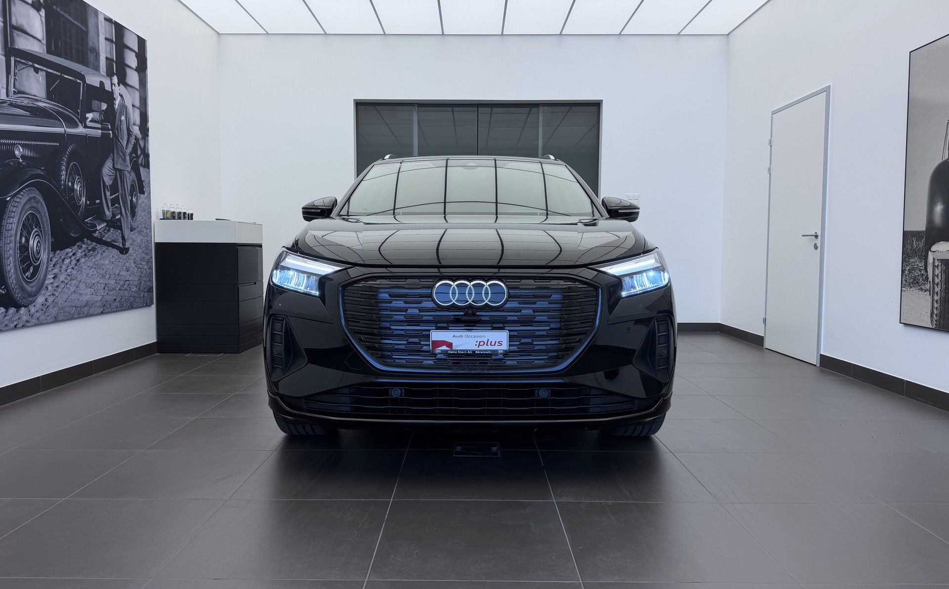 AUDI Q4 e-tron 50 quattro-showroom-element-1