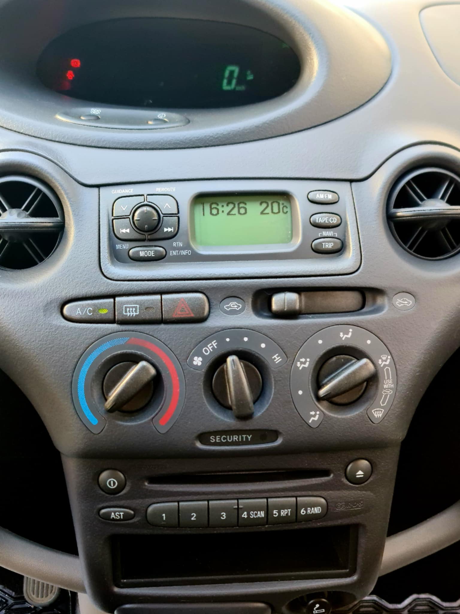 TOYOTA Yaris 1.3 Linea Luna-image-9