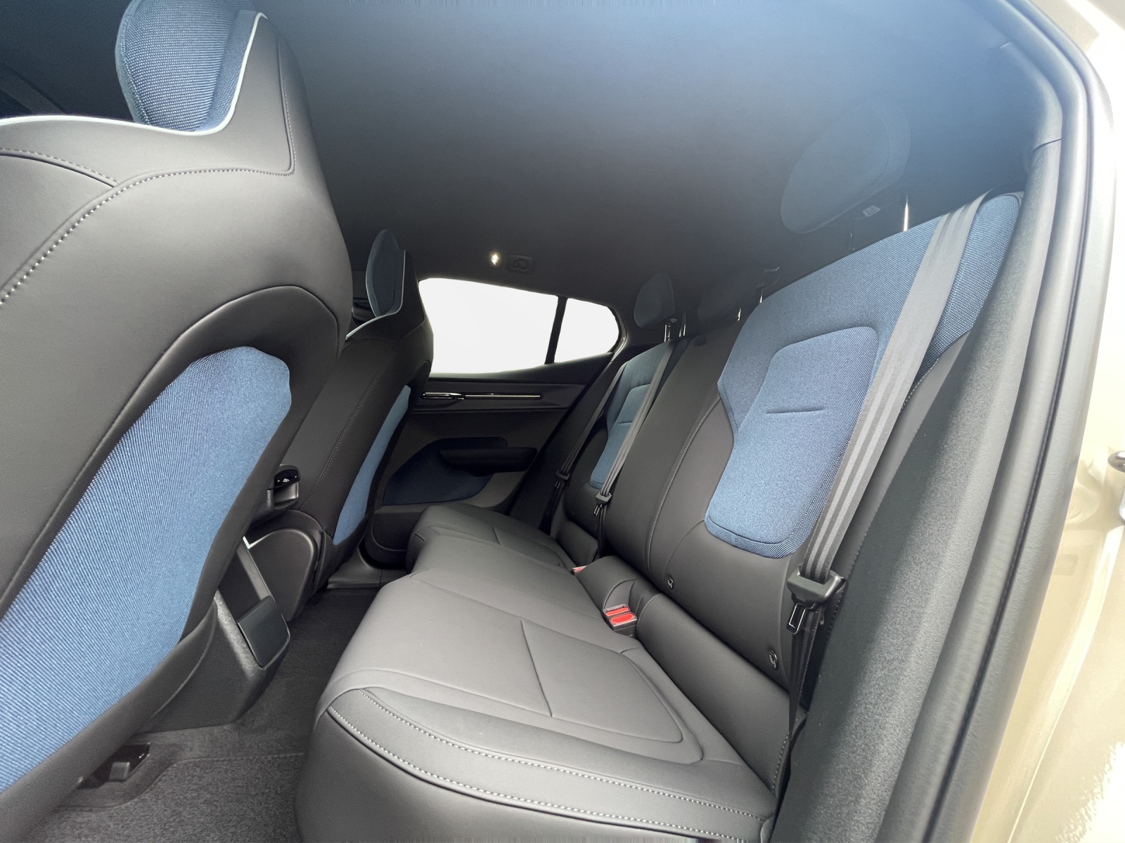 VOLVO EX 30 E60 Plus-image-13