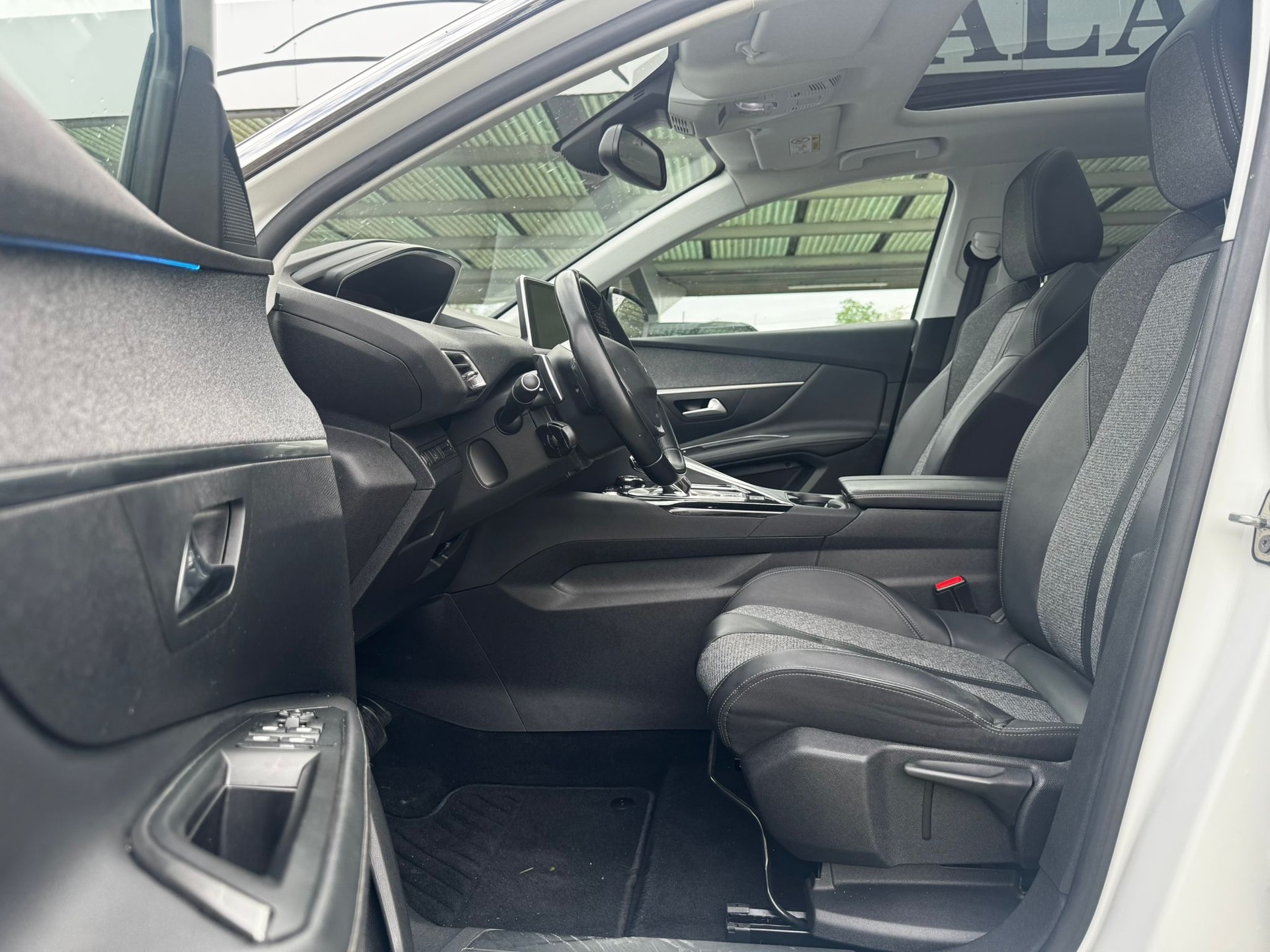 PEUGEOT 3008 1.2 PureTech Active EAT-image-8