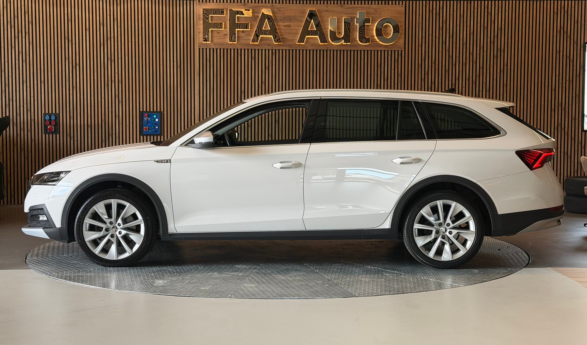 SKODA Octavia Scout 2.0 TDI 4x4 DSG-image-10