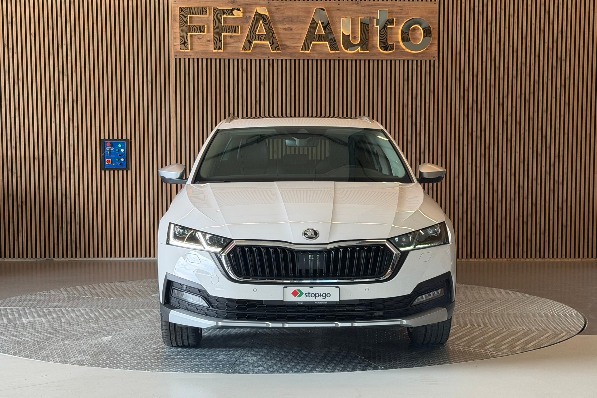 SKODA Octavia Scout 2.0 TDI 4x4 DSG-image-1